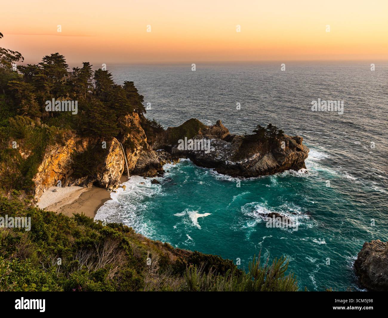 Tramonto a McWay Fall, Julia Pfeiffer Burns State Park, Big Sur, California, Stati Uniti Foto Stock