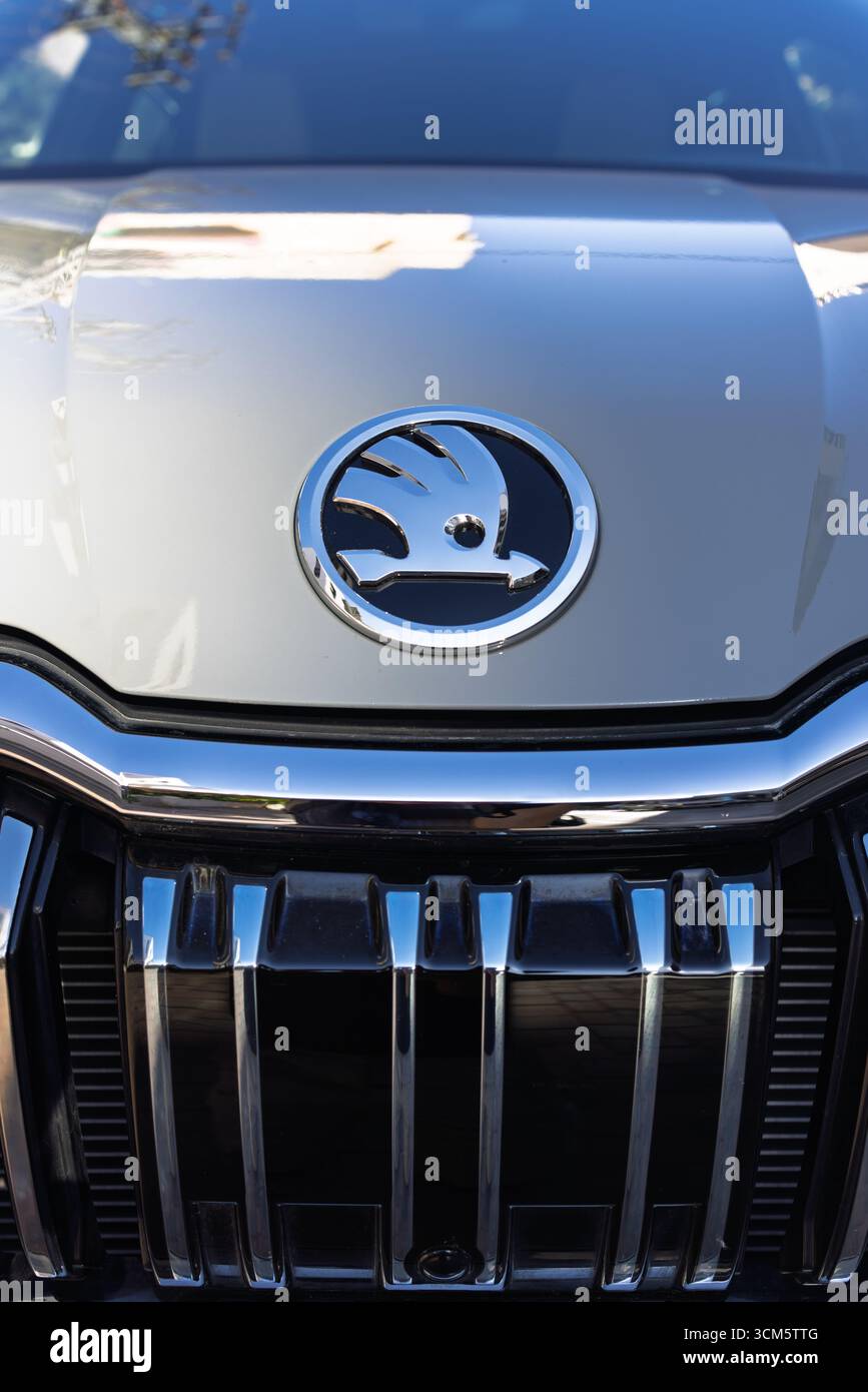Skoda Kodiaq SUV, Petah Tikva, Israele, 13 settembre 2025, vista ravvicinata della griglia anteriore e del simbolo di un'auto moderna Foto Stock