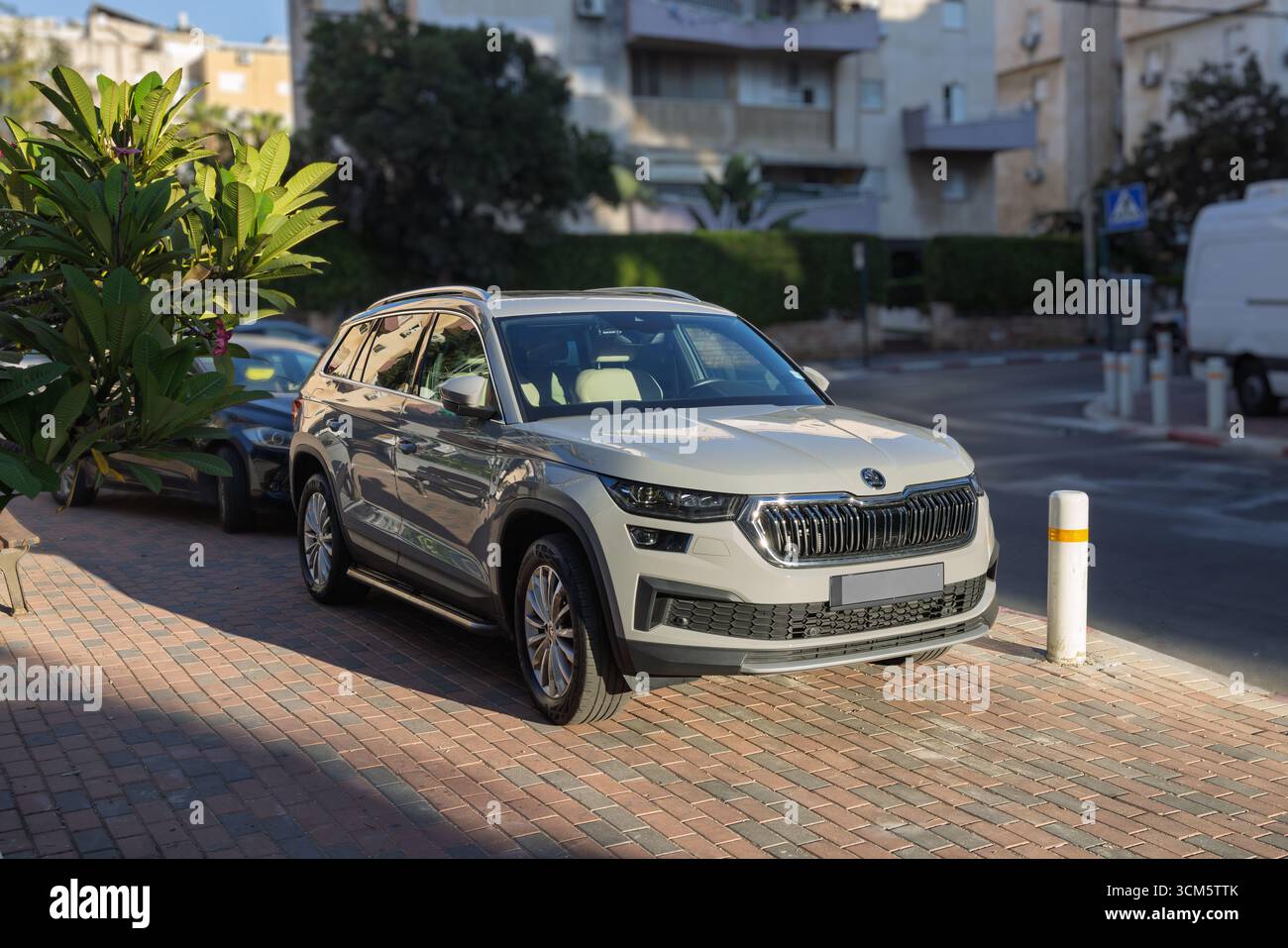 Skoda Kodiaq SUV, Petah Tikva, Israele, 13 settembre 2025, una moderna auto grigia, parcheggiata su un marciapiede in un quartiere urbano Foto Stock