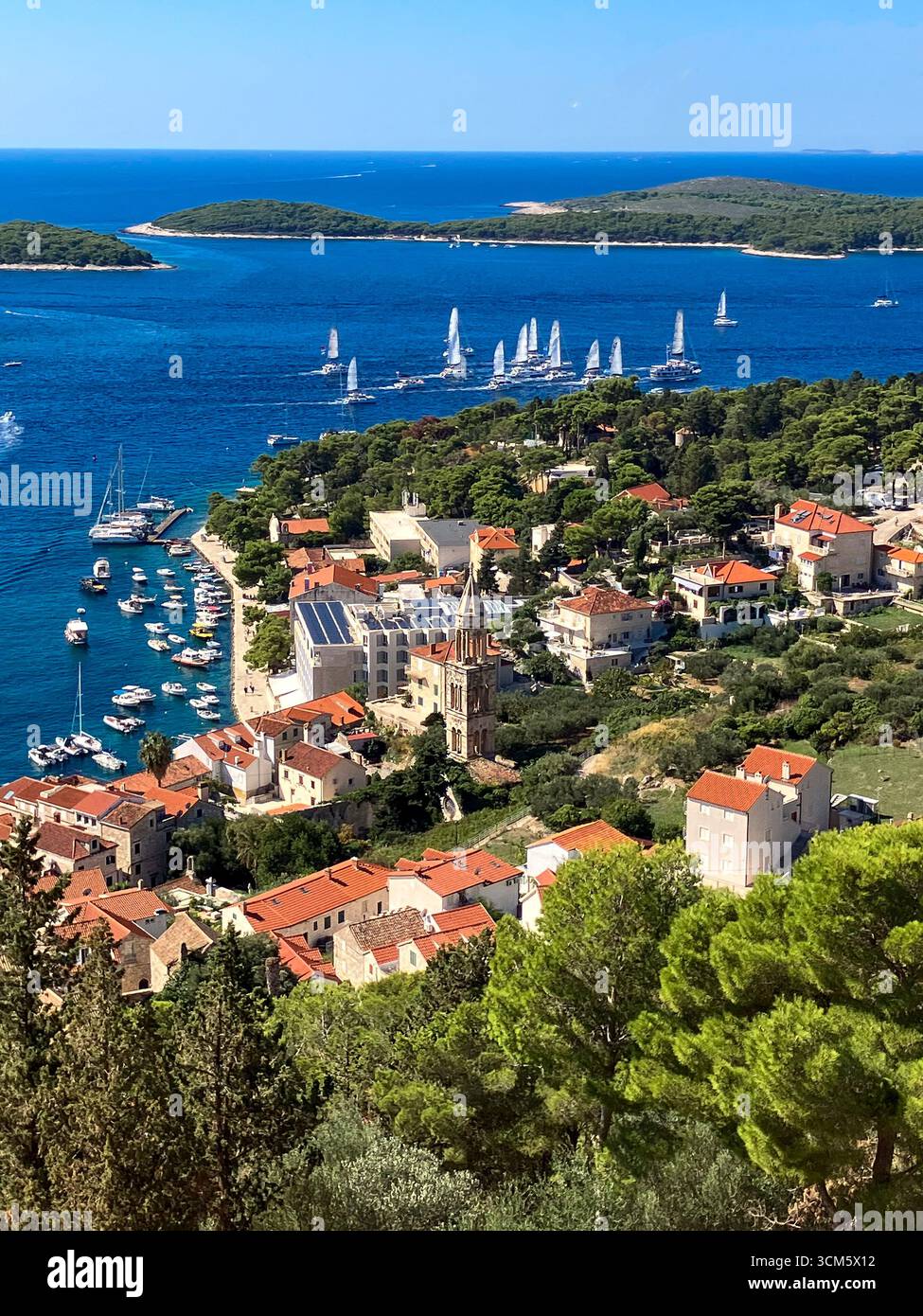 Vista in alto sopra la città di Hvar dalla fortezza in alto. Una gemma croata e antica città con strade acciottolate, architettura veneziana e acque cristalline. Foto Stock