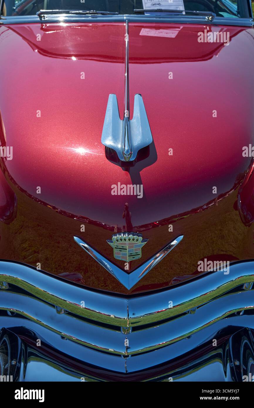 Un'auto sportiva rossa personalizzata presentata al Wags, Wings & Wheels Air Show 2025 di Cambridge, Maryland, che mette in risalto il design automobilistico e la cultura automobilistica. Foto Stock