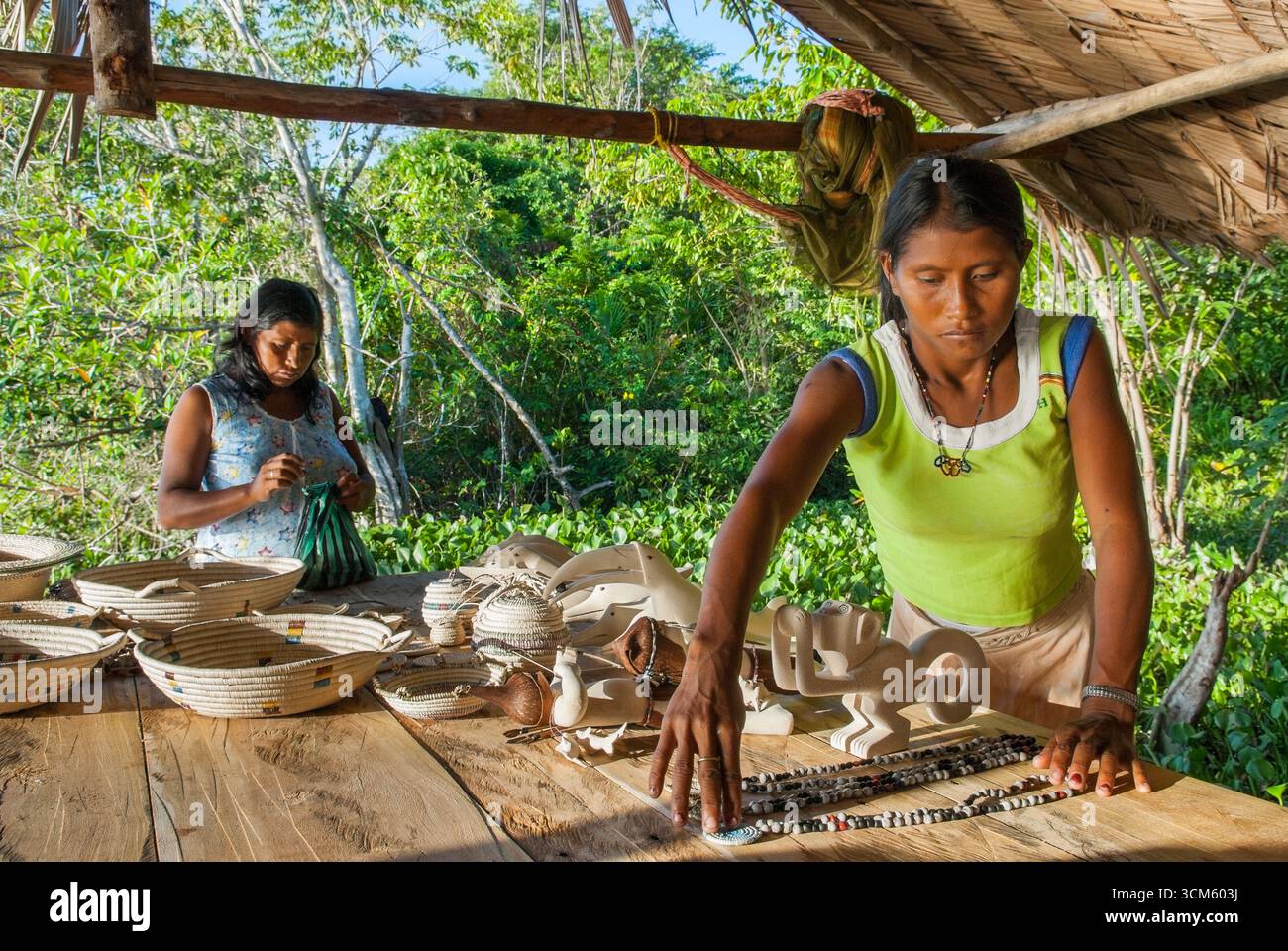 Donna Waoro che vende lavori artigianali nella foresta pluviale sulla riva del fiume Orinoco, Repubblica bolivariana del Venezuela, Sud America Foto Stock