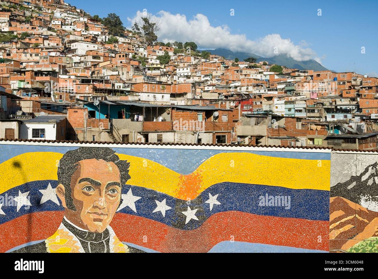 Ritratto di Simon Bolivar su mosaico murale e baraccopoli (barrios), Caracas, Repubblica bolivariana del Venezuela, Sud America Foto Stock