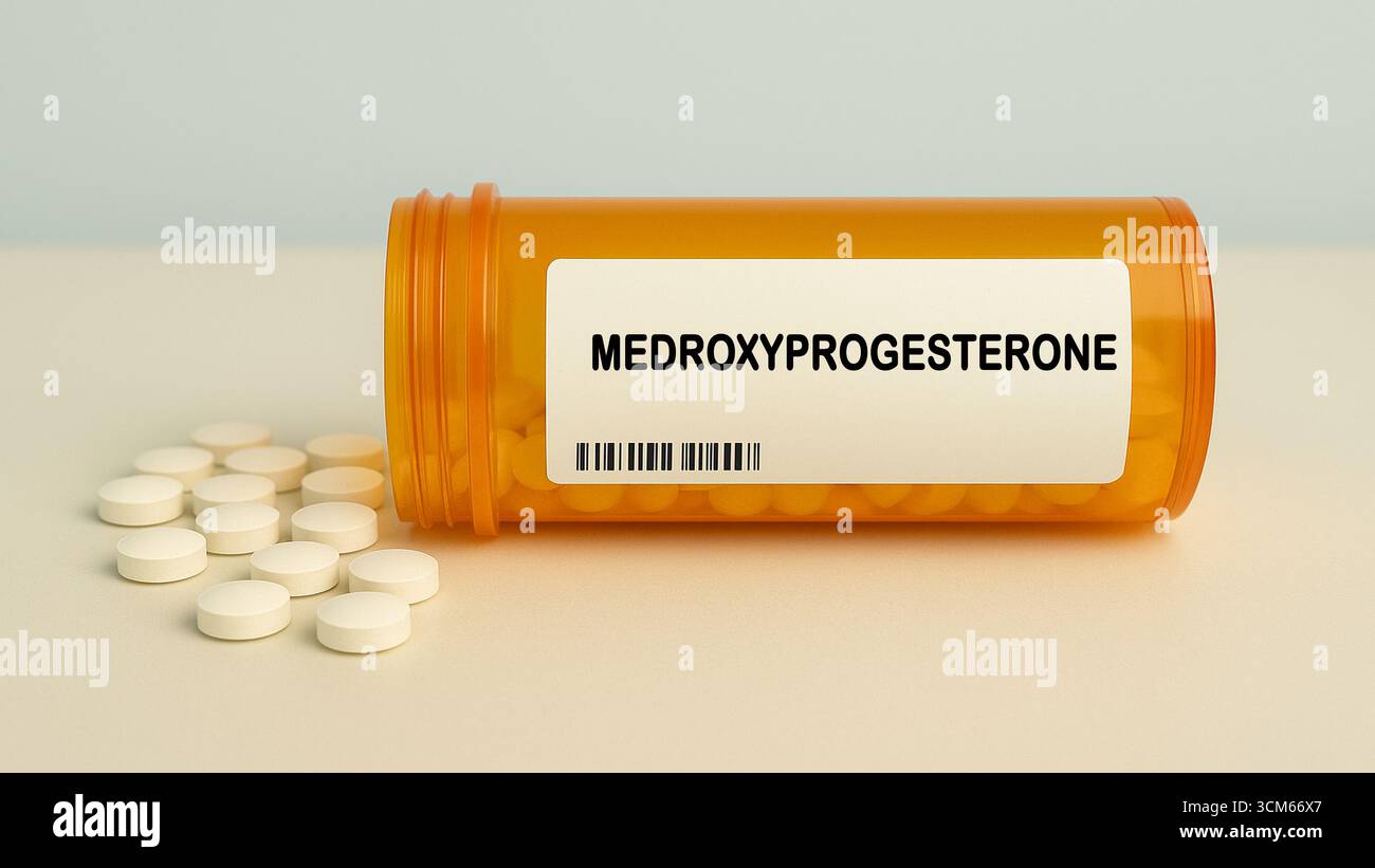 Scatola di compresse DI MEDROXYPROGESTERONE su un tavolo della farmacia dell'ospedale usato per la contraccezione e la terapia ormonale a progestinica. Foto Stock