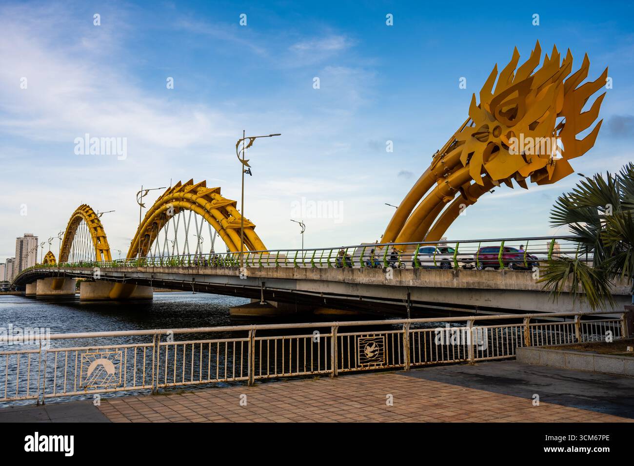 Il Ponte del Drago, progettato con una struttura dorata del drago, si estende attraverso il fiume Han a da Nang, Vietnam. Foto Stock
