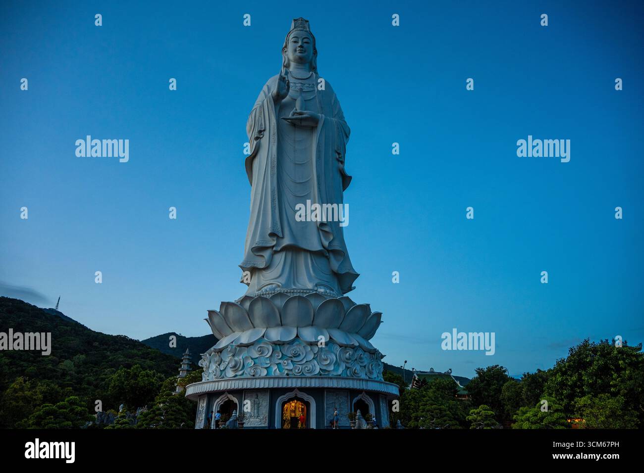 L'imponente statua di Lady Buddha sorge su un piedistallo di loto presso la Pagoda di Linh Ung sulla penisola di Son tra, da Nang, Vietnam. Foto Stock