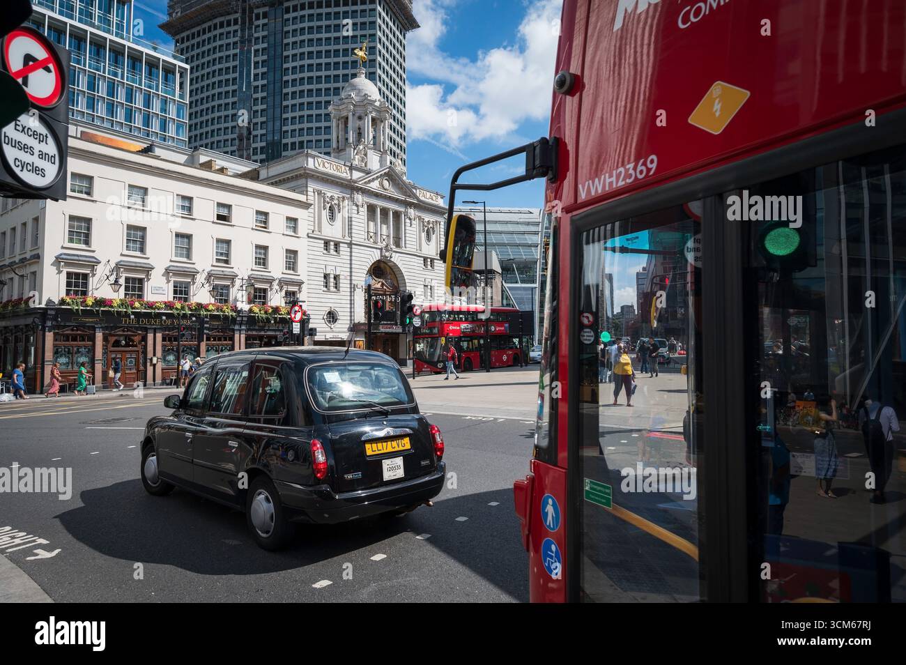 Autobus a due piani di Londra e taxi neri di fronte alla storica Victoria Station di Londra. Londra, Regno Unito. Foto Stock