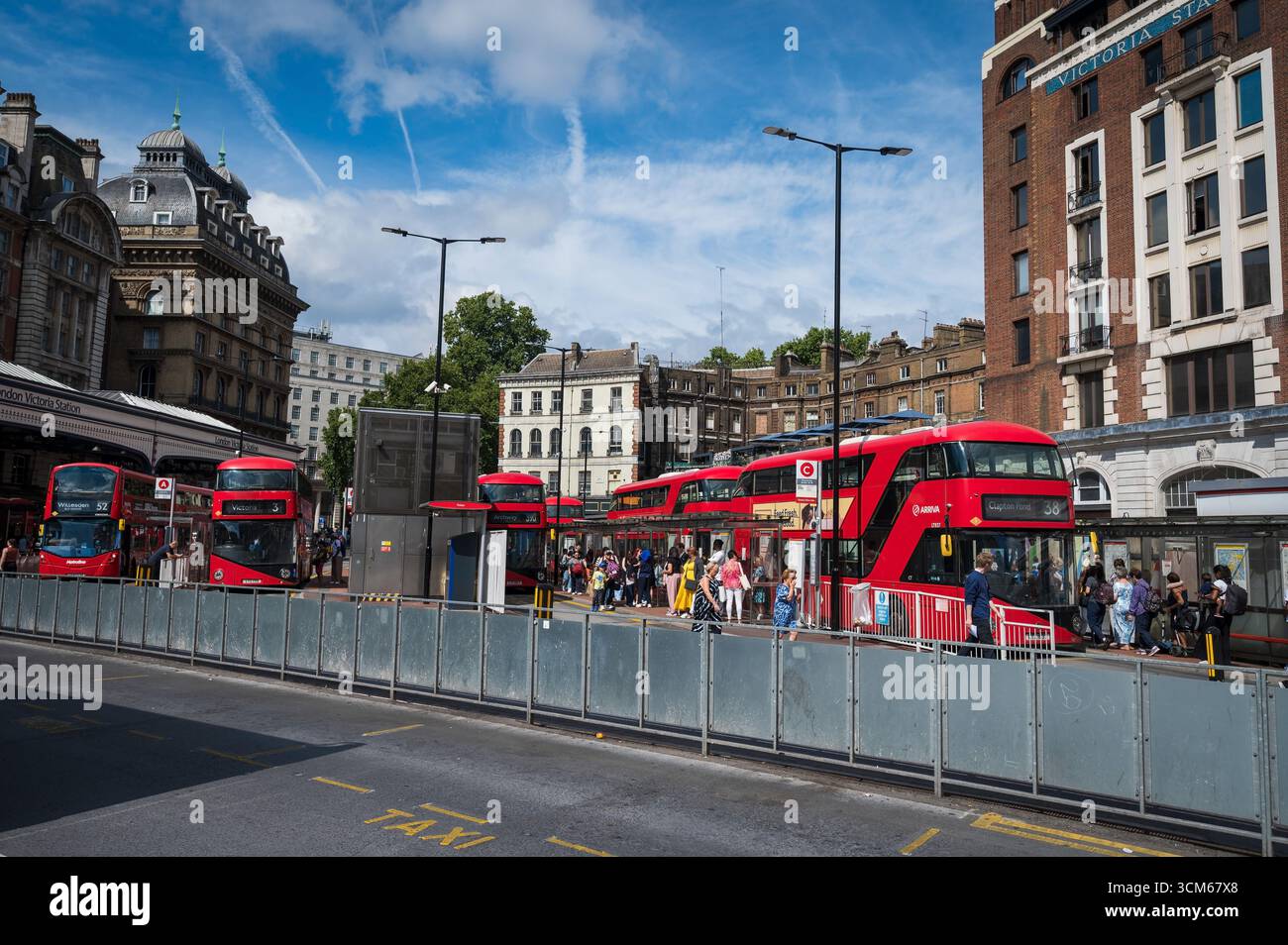 Autobus a due piani di Londra e taxi neri di fronte alla storica Victoria Station di Londra. Londra, Regno Unito. Foto Stock