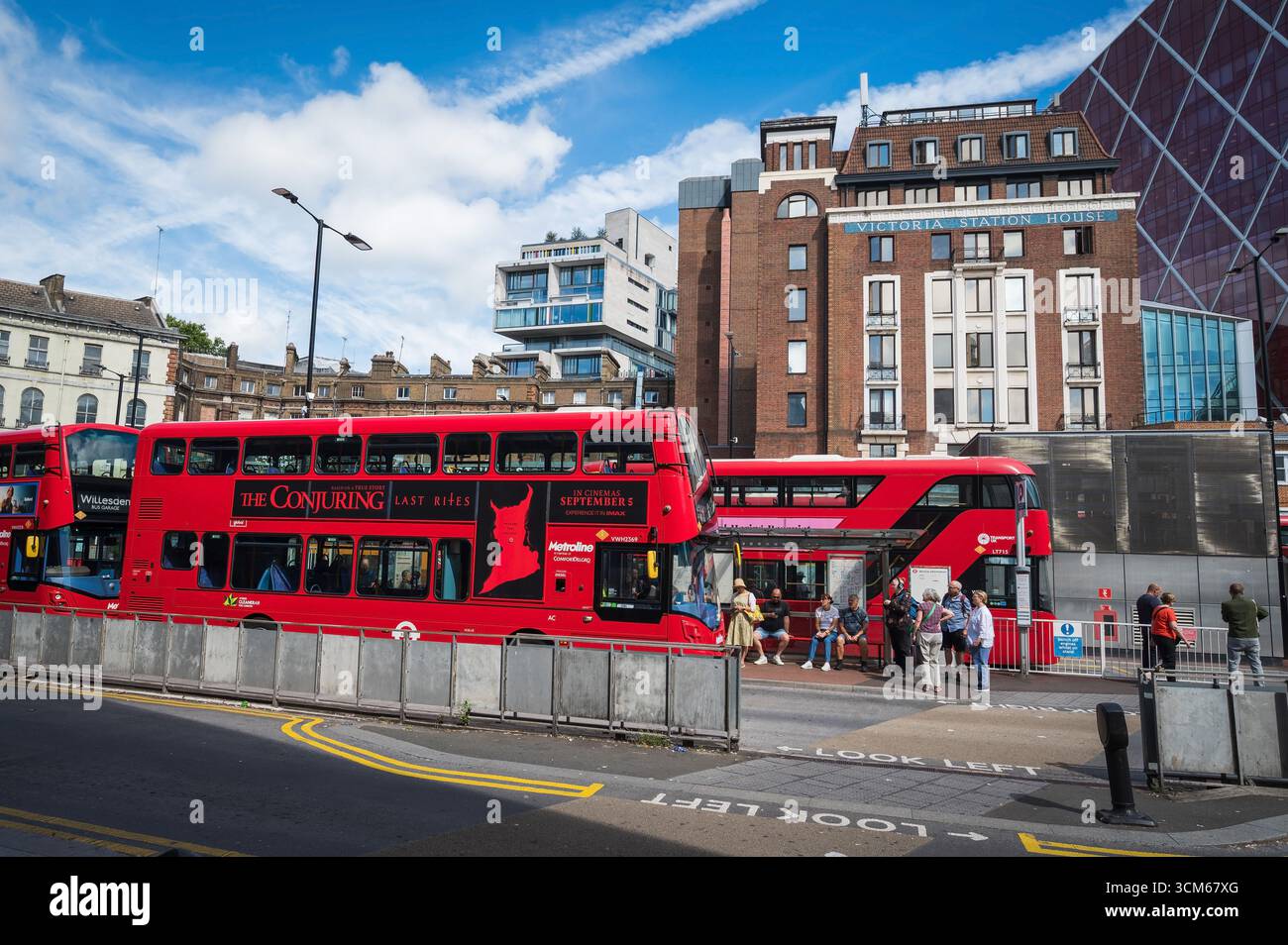 Autobus a due piani di Londra e taxi neri di fronte alla storica Victoria Station di Londra. Londra, Regno Unito. Foto Stock