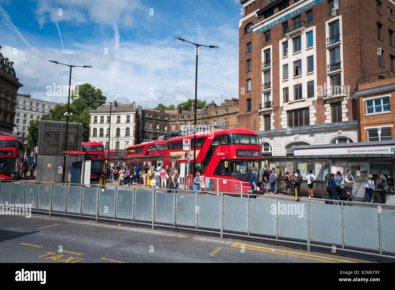 Autobus a due piani di Londra e taxi neri di fronte alla storica Victoria Station di Londra. Londra, Regno Unito. Foto Stock