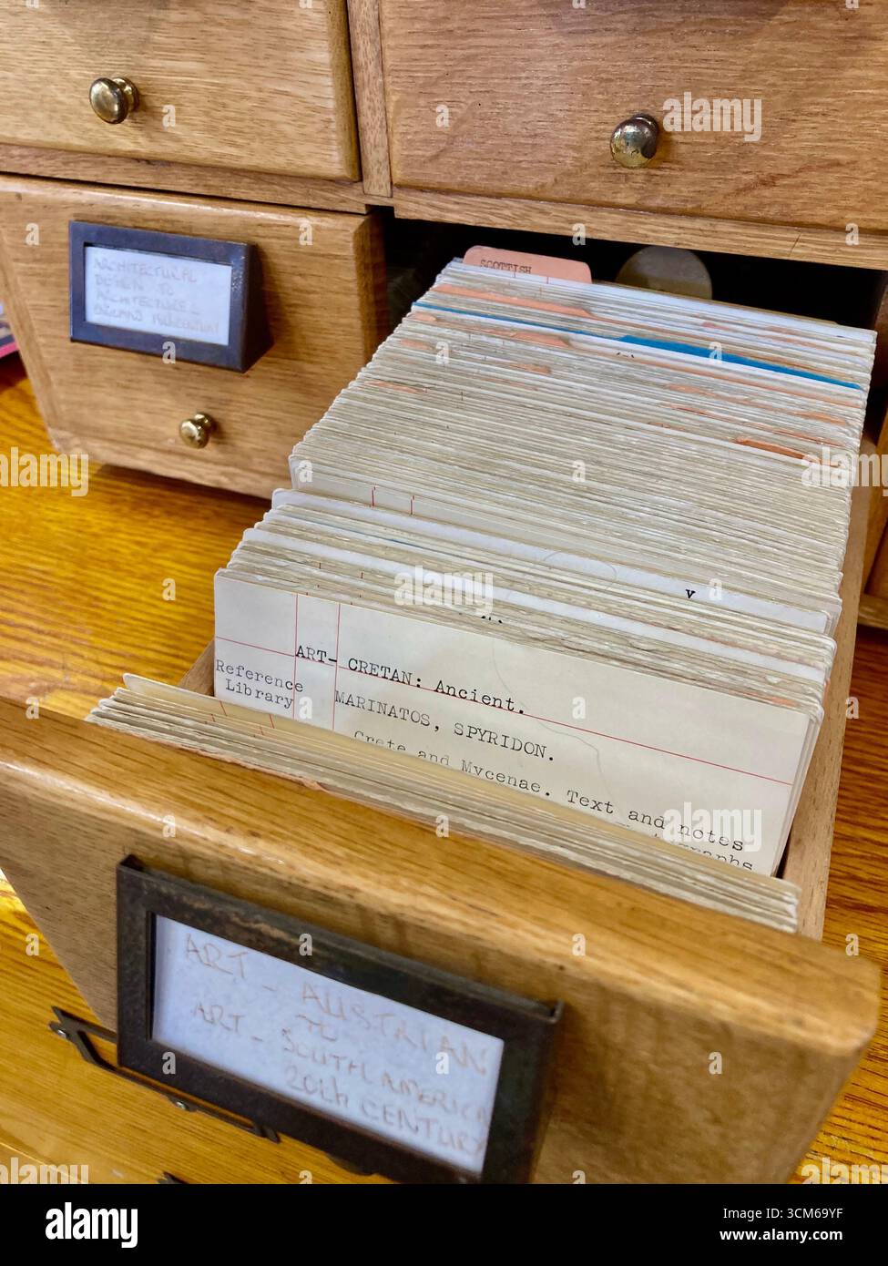 Armadietto per cataloghi di carte nella Leeds Central Library Foto Stock