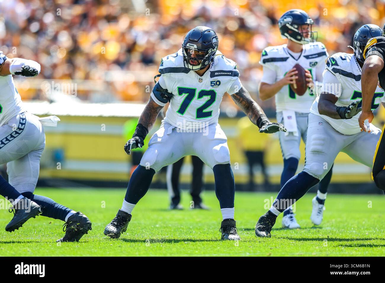 Pittsburgh, Pennsylvania, Stati Uniti. 14 settembre 2025. L'offensive tackle dei Seattle Seahawks ABRAHAM LUCAS (72) come protezione dei passaggi durante la partita di football tra Pittsburgh Steelers e Seattle Seahawks a Pittsburgh, Pennsylvania. (Immagine di credito: © Brent Gudenschwager/ZUMA Press Wire) SOLO PER USO EDITORIALE! Non per USO commerciale! Crediti: ZUMA Press, Inc./Alamy Live News Foto Stock