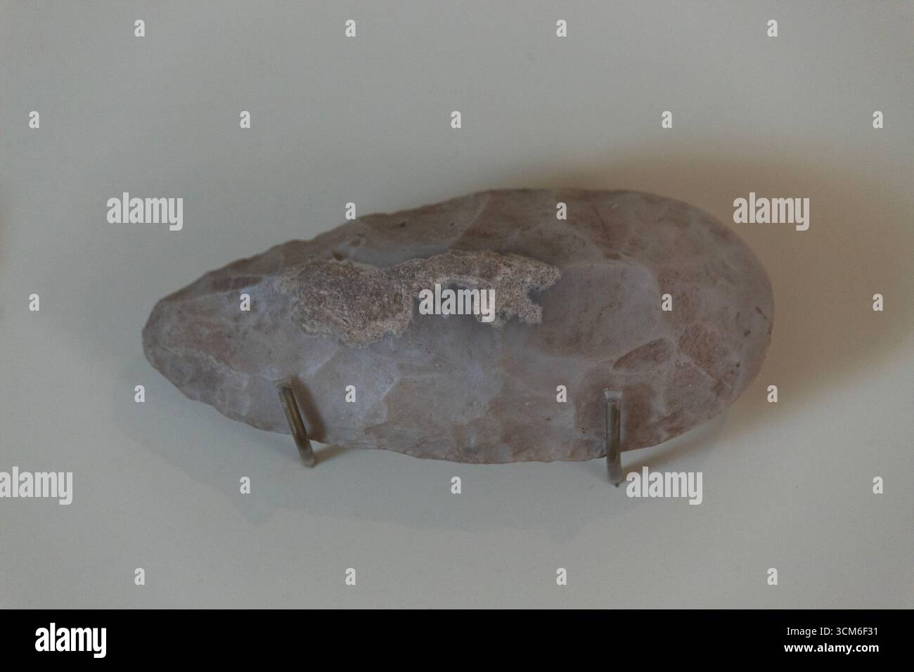 Vicino a un antico manufatto in pietra usato come strumento dalla civiltà maya nel museo maya Foto Stock