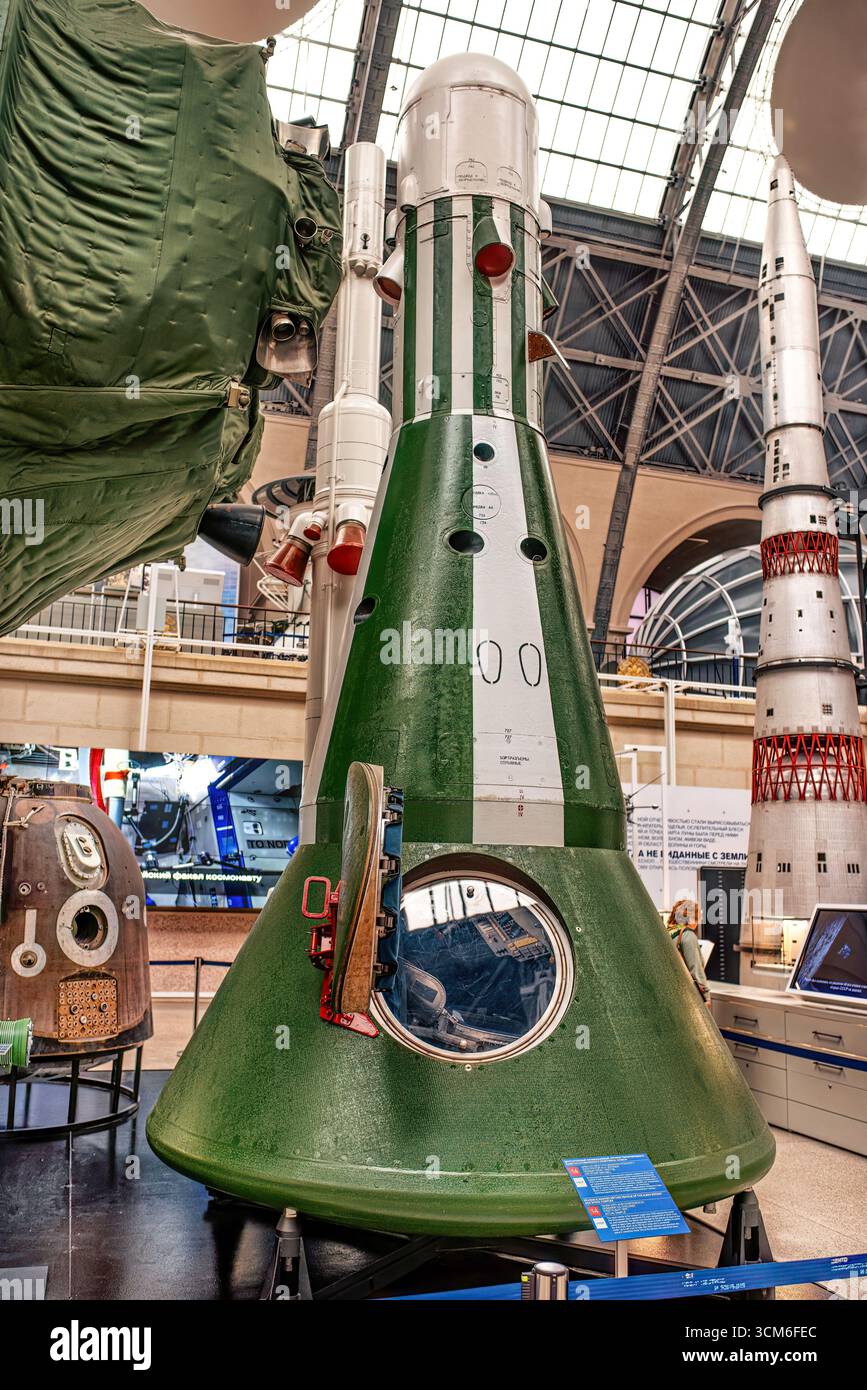 Veicolo di ritorno con equipaggio riutilizzabile del razzo Almaz e del complesso spaziale di Mosca. Modello in scala 1:1: Mosca, Russia - 19 ottobre 2022 Foto Stock