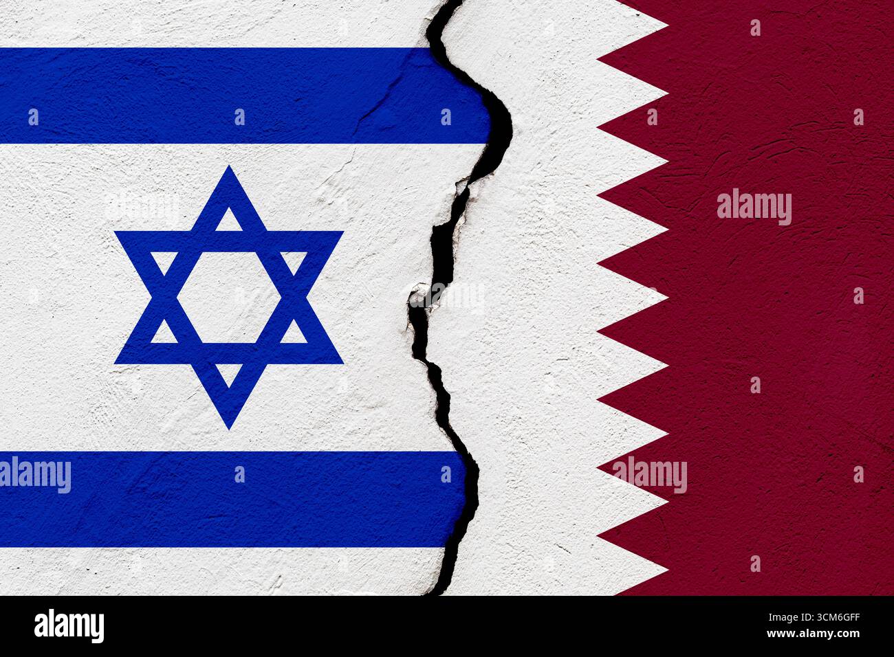 Le bandiere dello Stato di Israele e dello Stato del Qatar in un muro grunge incrinato. Concetto geopolitico e di guerra Foto Stock