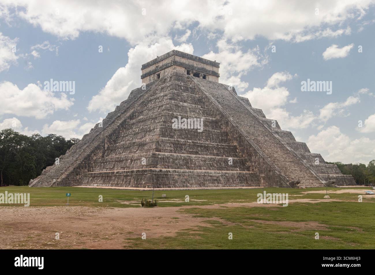 Bellissimo scatto del famoso tempio di kukulkan o del tempio del castello senza turisti nel sito archeologico di Chichen Itza Foto Stock