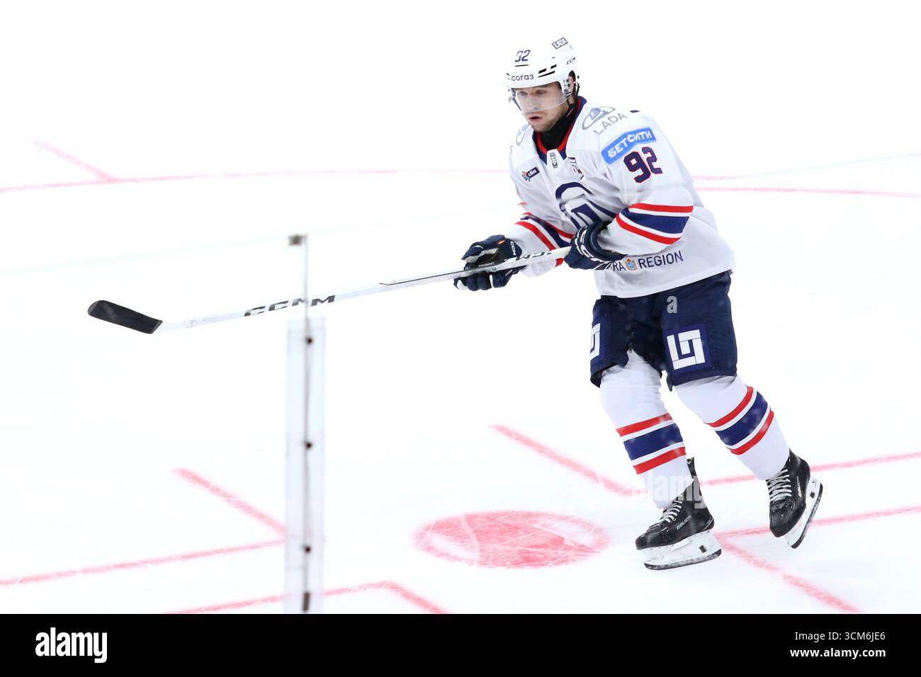San Pietroburgo, Russia. 14 settembre 2025. Joshua Lawrence (92) del Lada Hockey Club visto in azione durante l'Hockey match, Kontinental Hockey League 2025/2026 tra SKA San Pietroburgo e Lada Togliatti al Palazzo degli Sport su ghiaccio. (Punteggio finale; SKA San Pietroburgo 6:1 Lada Togliatti). Credito: SOPA Images Limited/Alamy Live News Foto Stock