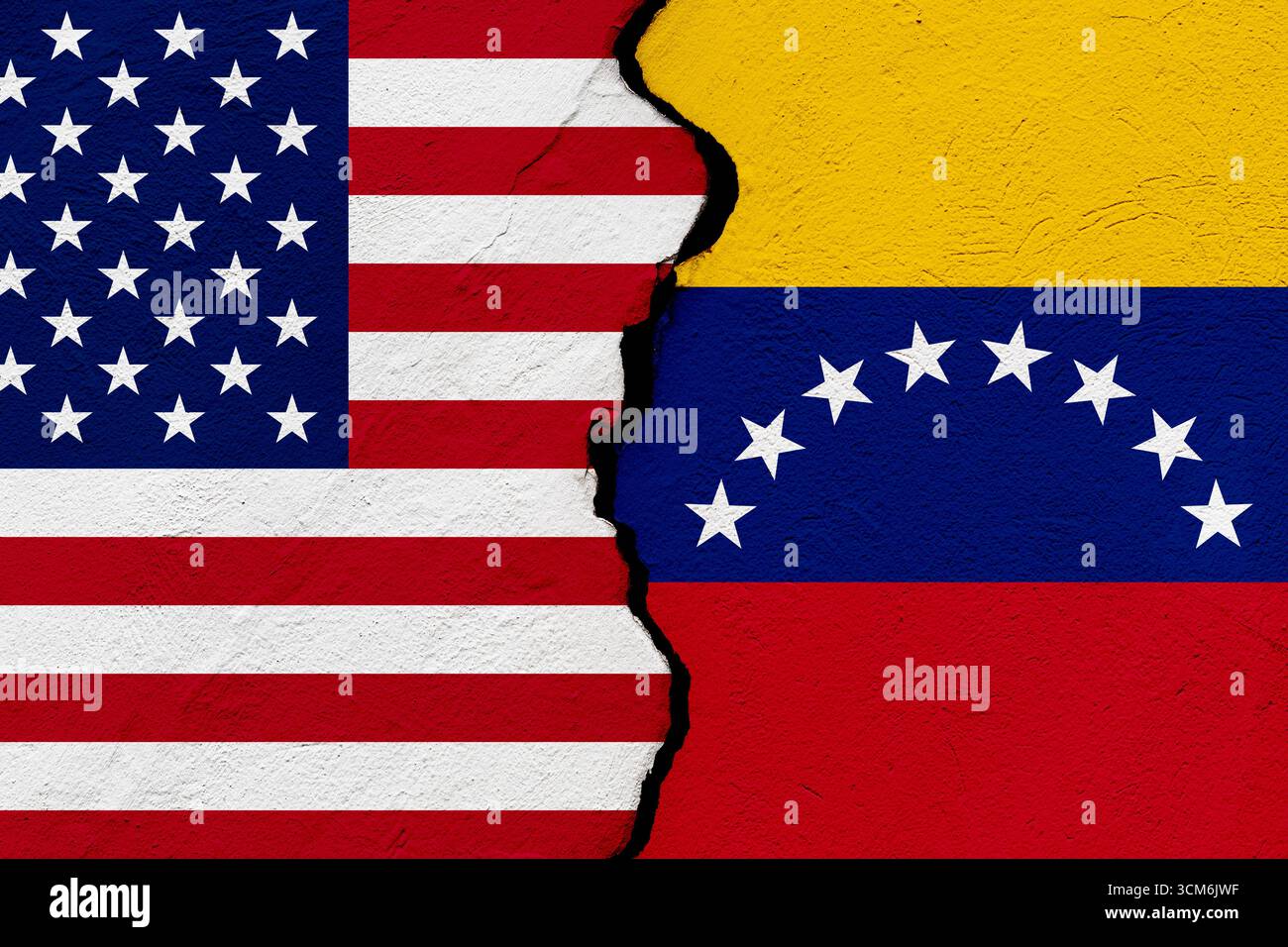 Le bandiere degli stati uniti d'america e della Repubblica bolivariana del Venezuela in un muro grunge incrinato. Concetto geopolitico e di guerra Foto Stock