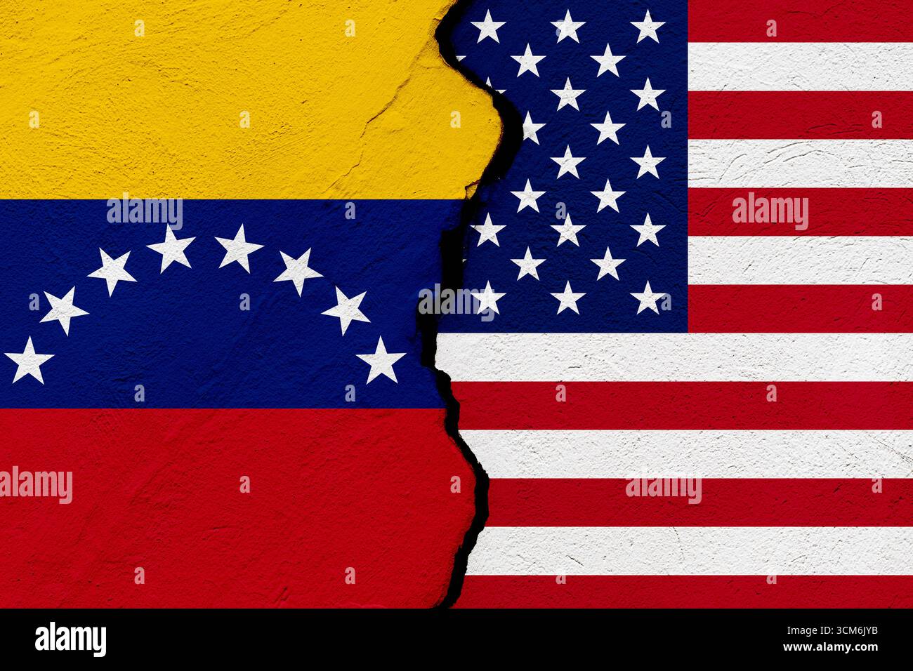 Le bandiere della Repubblica bolivariana del Venezuela e degli stati uniti d'america in un muro grunge incrinato. Concetto geopolitico e di guerra Foto Stock