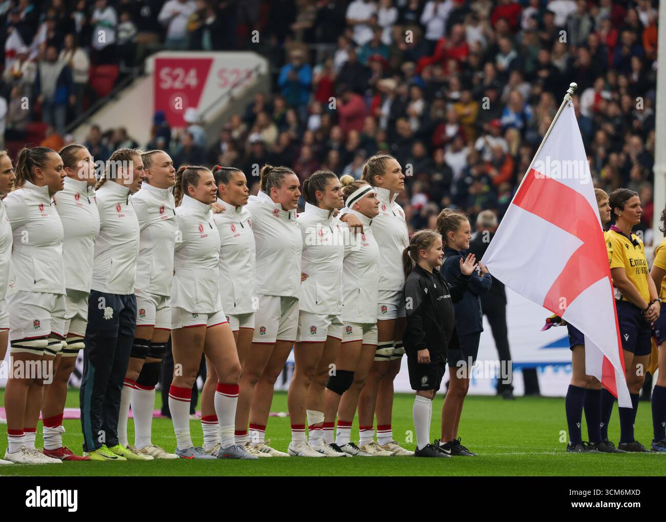 Bristol, Regno Unito. 14 agosto 2025. Red Roses durante gli inni della partita Inghilterra contro Scozia di Coppa del mondo di rugby all'Ashton Gate Stadium. SOLO PER USO EDITORIALE. NON PER USO COMMERCIALE. Bristol, Regno Unito © ️ crediti: Elsie Kibue/Alamy Live News Foto Stock