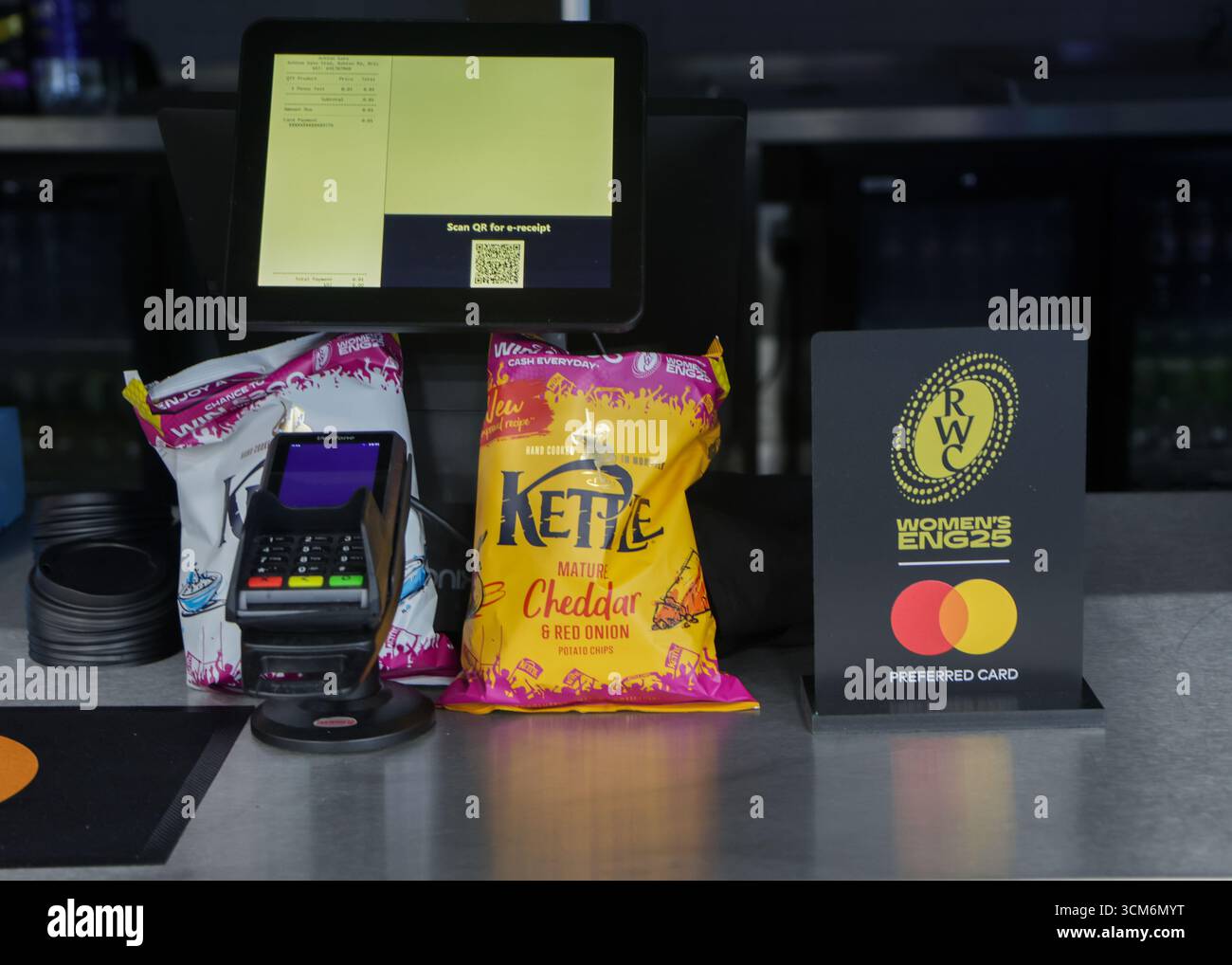 Bristol, Regno Unito. 14 agosto 2025. I fornitori ufficiali Kettle Crisps e il principale partner del marchio Mastercard durante la partita di Coppa del mondo di rugby Inghilterra contro Scozia all'Ashton Gate Stadium. SOLO PER USO EDITORIALE. NON PER USO COMMERCIALE. Bristol, Regno Unito © ️ crediti: Elsie Kibue/Alamy Live News Foto Stock