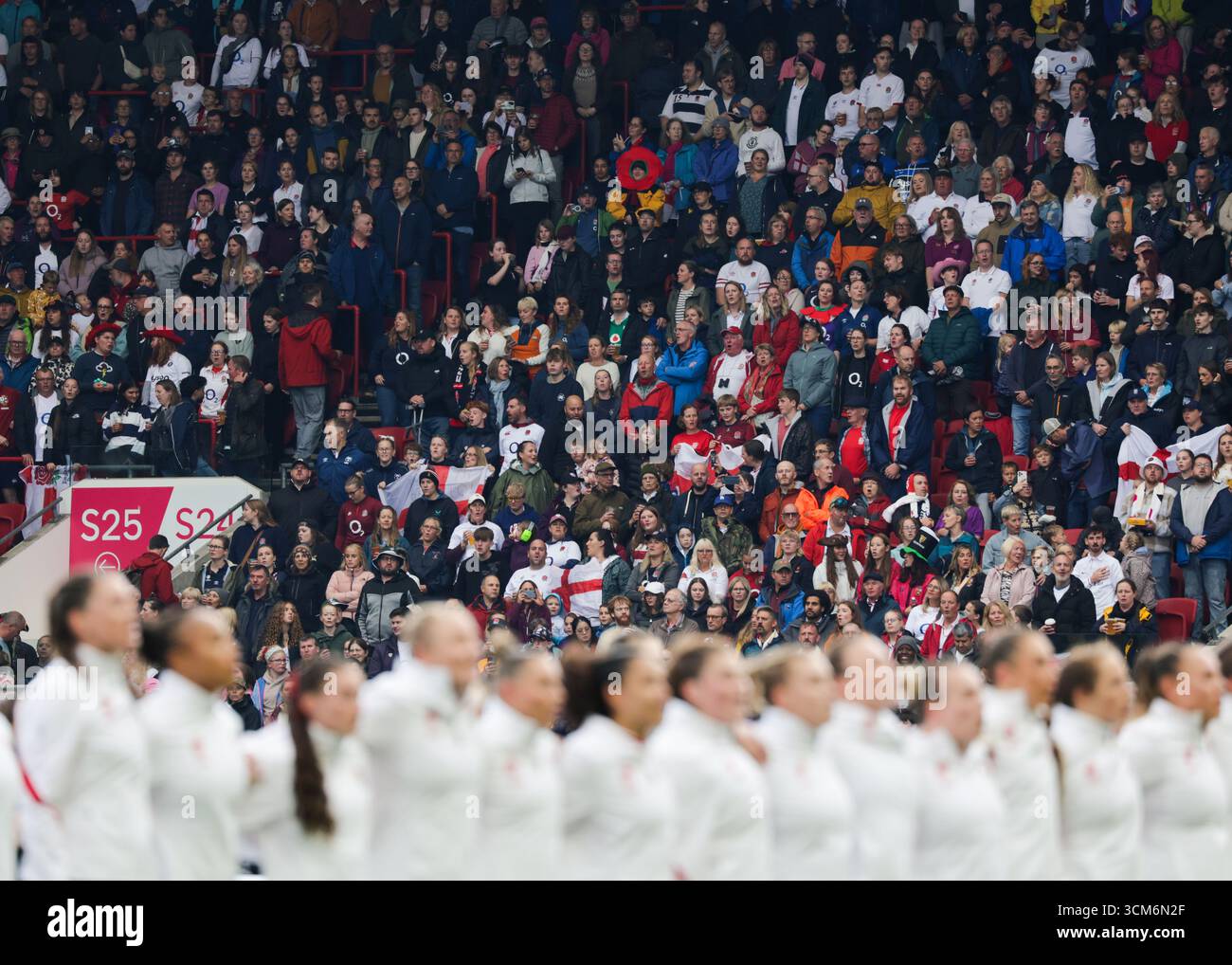 Bristol, Regno Unito. 14 agosto 2025. Tifosi di Rugby durante gli inni della partita di Coppa del mondo di Rugby Inghilterra contro Scozia all'Ashton Gate Stadium. SOLO PER USO EDITORIALE. NON PER USO COMMERCIALE. Bristol, Regno Unito © ️ crediti: Elsie Kibue/Alamy Live News Foto Stock