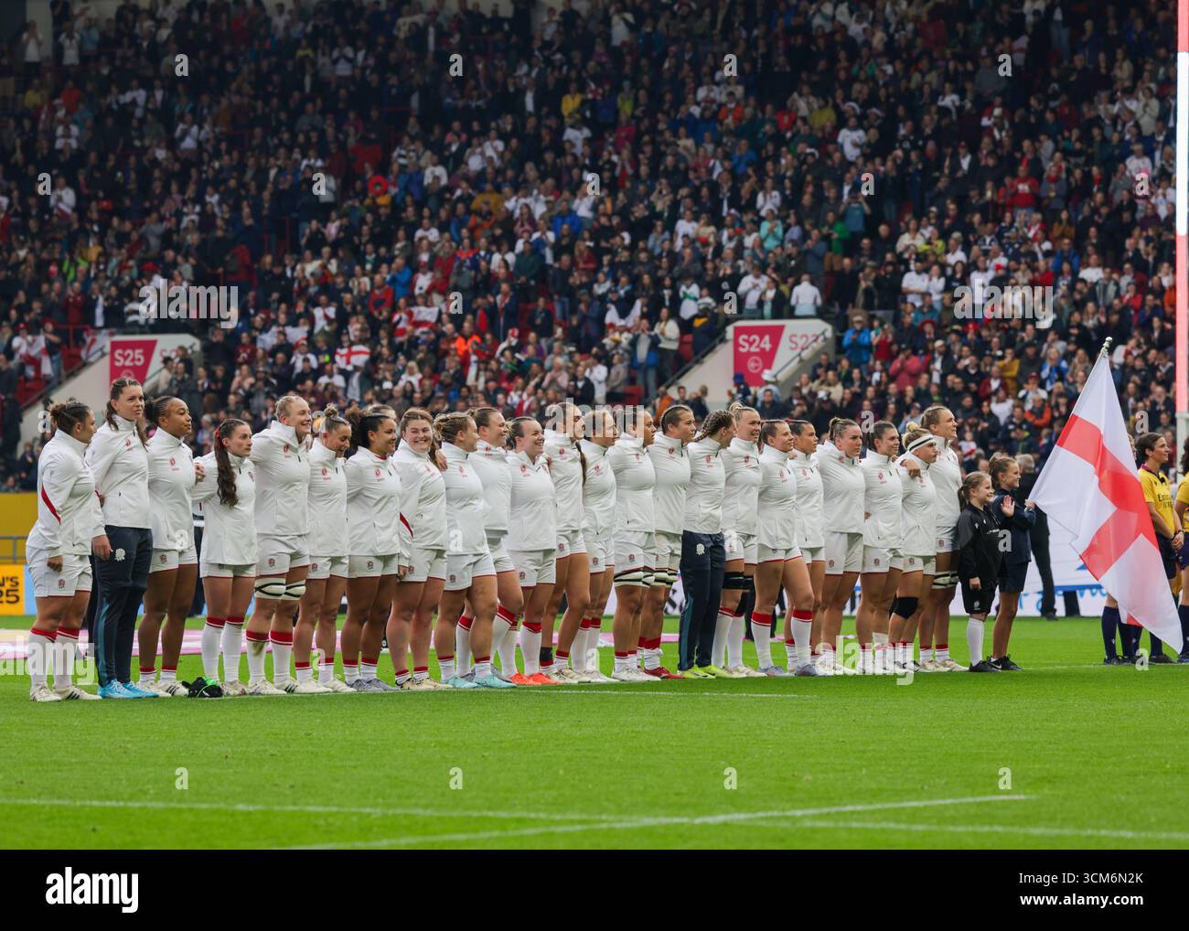 Bristol, Regno Unito. 14 agosto 2025. Red Roses durante gli inni della partita Inghilterra contro Scozia di Coppa del mondo di rugby all'Ashton Gate Stadium. SOLO PER USO EDITORIALE. NON PER USO COMMERCIALE. Bristol, Regno Unito © ️ crediti: Elsie Kibue/Alamy Live News Foto Stock