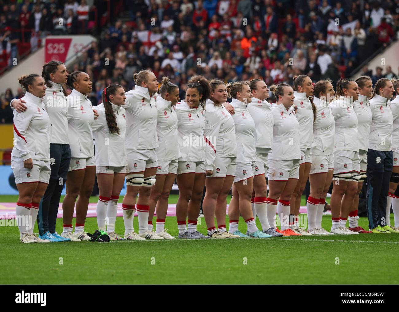Bristol, Regno Unito. 14 agosto 2025. Red Roses durante gli inni della partita Inghilterra contro Scozia di Coppa del mondo di rugby all'Ashton Gate Stadium. SOLO PER USO EDITORIALE. NON PER USO COMMERCIALE. Bristol, Regno Unito © ️ crediti: Elsie Kibue/Alamy Live News Foto Stock