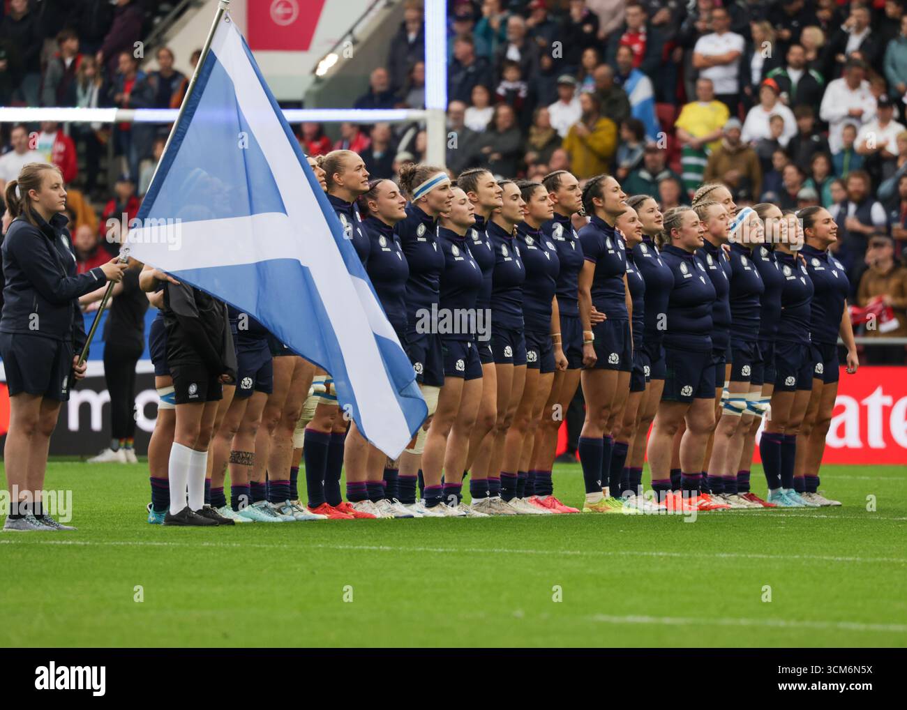Bristol, Regno Unito. 14 agosto 2025. Squadra scozzese durante gli inni della partita Inghilterra contro Scozia di Coppa del mondo di rugby all'Ashton Gate Stadium. SOLO PER USO EDITORIALE. NON PER USO COMMERCIALE. Bristol, Regno Unito © ️ crediti: Elsie Kibue/Alamy Live News Foto Stock