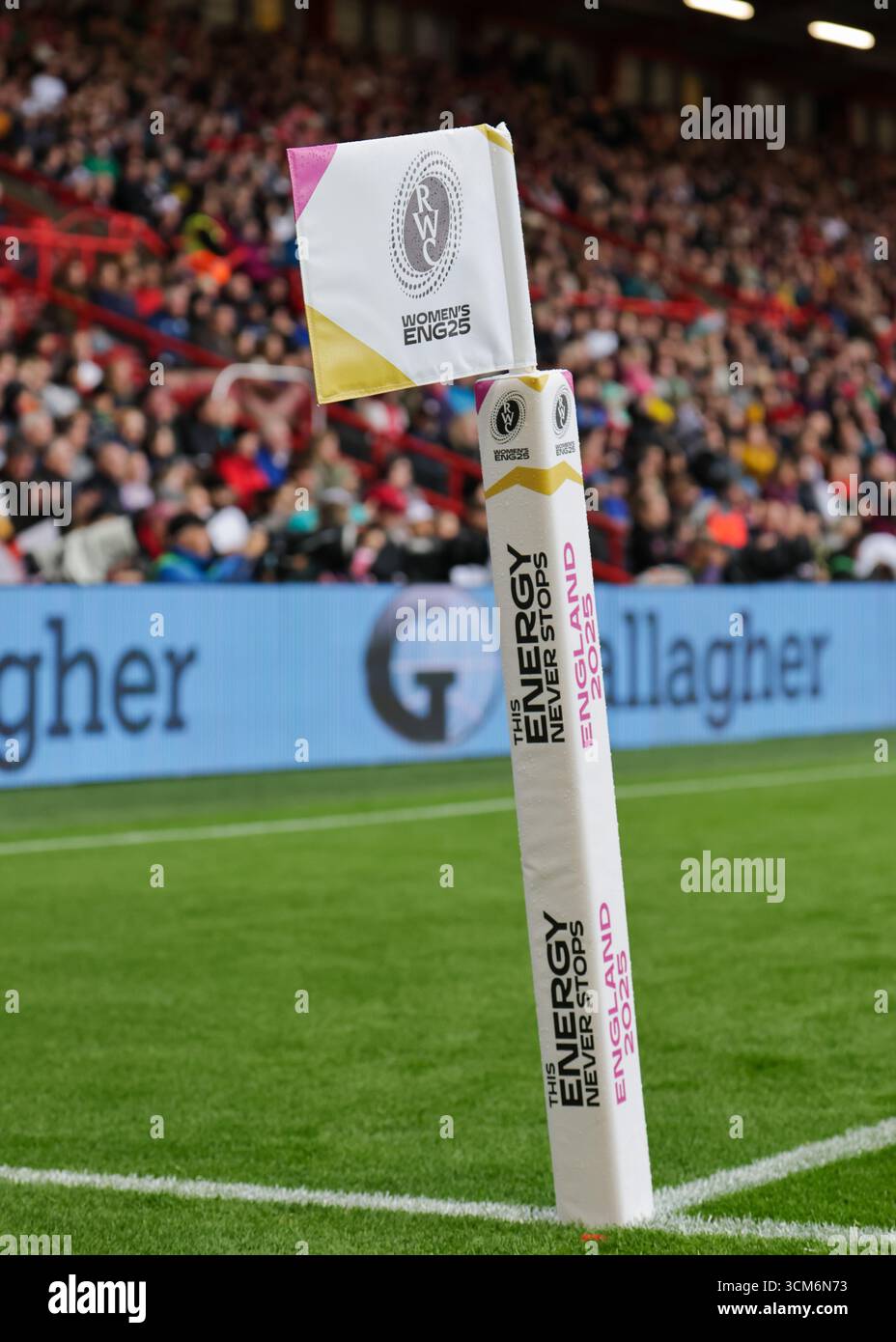 Bristol, Regno Unito. 14 agosto 2025. Dettaglio della bandiera d'angolo durante la partita di Coppa del mondo di rugby Inghilterra contro Scozia all'Ashton Gate Stadium. SOLO PER USO EDITORIALE. NON PER USO COMMERCIALE. Bristol, Regno Unito © ️ crediti: Elsie Kibue/Alamy Live News Foto Stock
