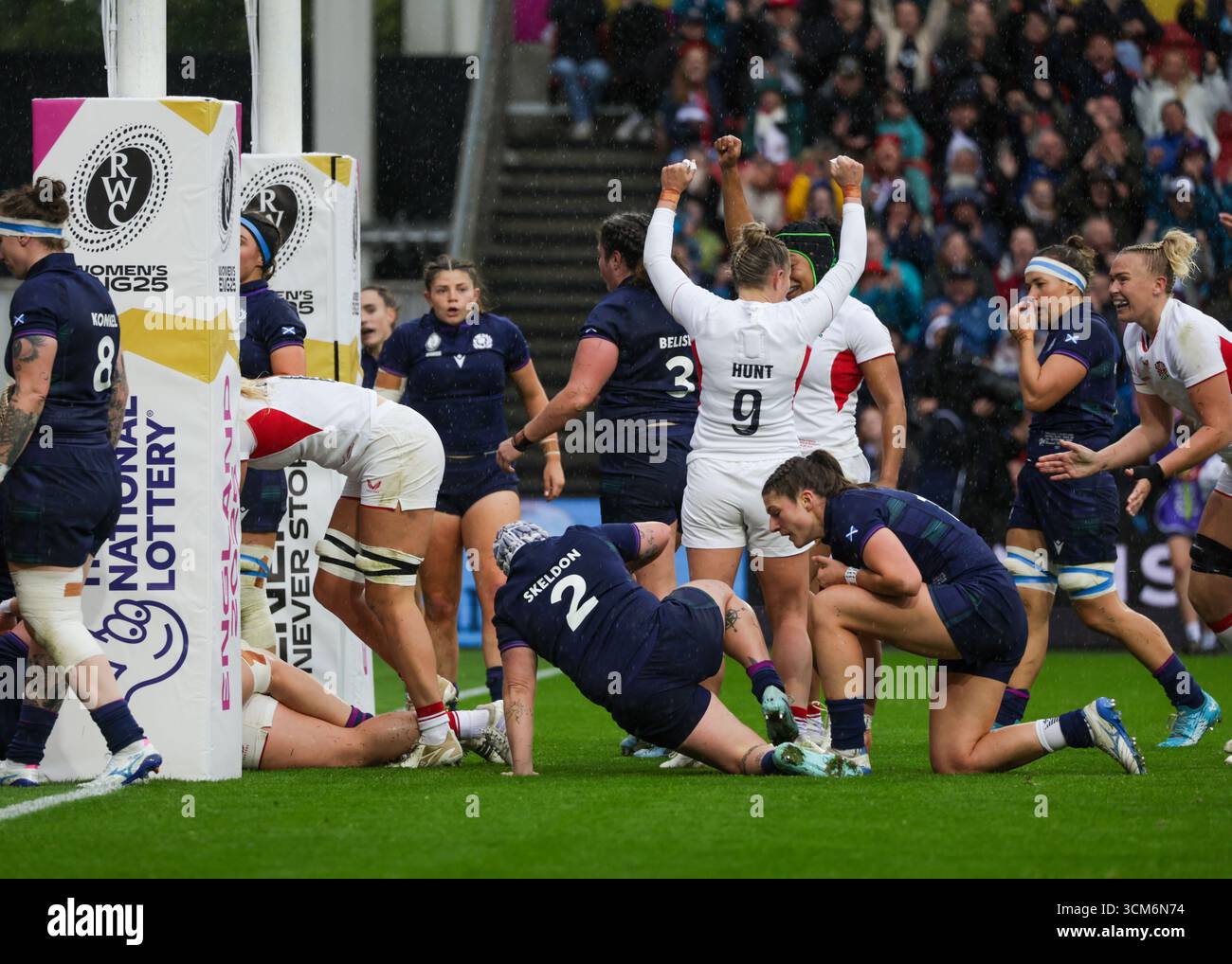 Bristol, Regno Unito. 14 agosto 2025. Natasha Hunt (ENG) celebra una meta di Kelsey Clifford (ENG) durante la partita di Coppa del mondo di rugby Inghilterra contro Scozia all'Ashton Gate Stadium. SOLO PER USO EDITORIALE. NON PER USO COMMERCIALE. Bristol, Regno Unito © ️ crediti: Elsie Kibue/Alamy Live News Foto Stock