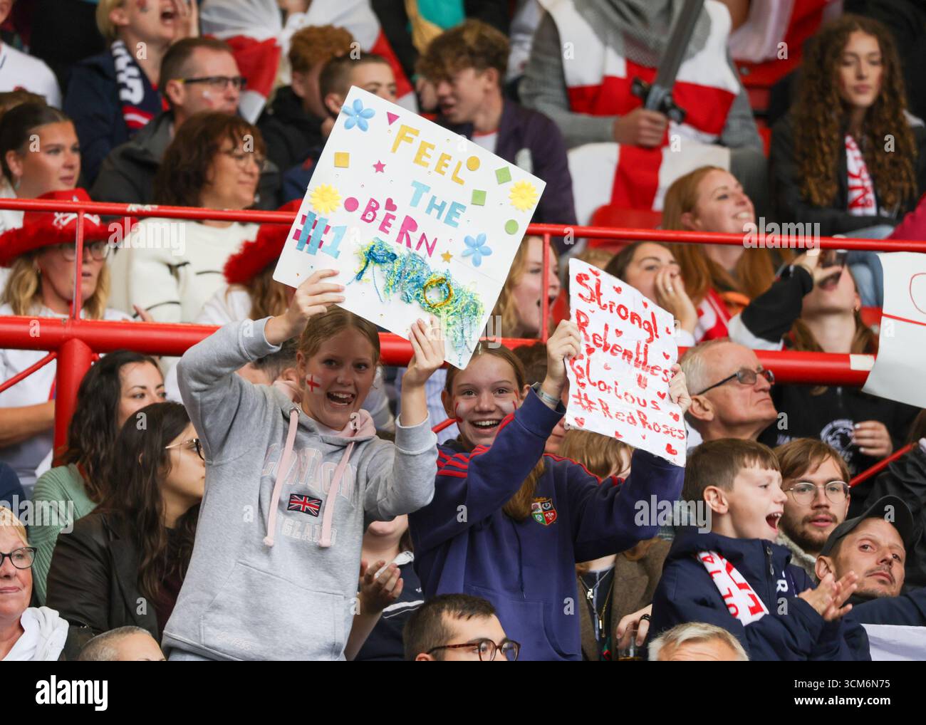 Bristol, Regno Unito. 14 agosto 2025. Giovani tifosi inglesi con cartelloni di supporto durante la partita di Coppa del mondo di rugby Inghilterra contro Scozia all'Ashton Gate Stadium. SOLO PER USO EDITORIALE. NON PER USO COMMERCIALE. Bristol, Regno Unito © ️ crediti: Elsie Kibue/Alamy Live News Foto Stock