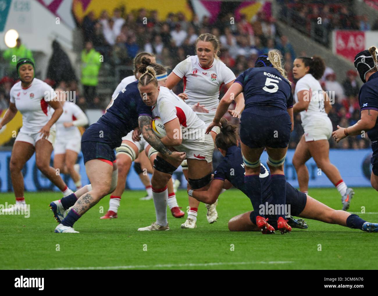 Bristol, Regno Unito. 14 agosto 2025. Rosie Galligan (ENG) con il pallone durante la partita Inghilterra contro Scozia di Coppa del mondo di rugby all'Ashton Gate Stadium. SOLO PER USO EDITORIALE. NON PER USO COMMERCIALE. Bristol, Regno Unito © ️ crediti: Elsie Kibue/Alamy Live News Foto Stock