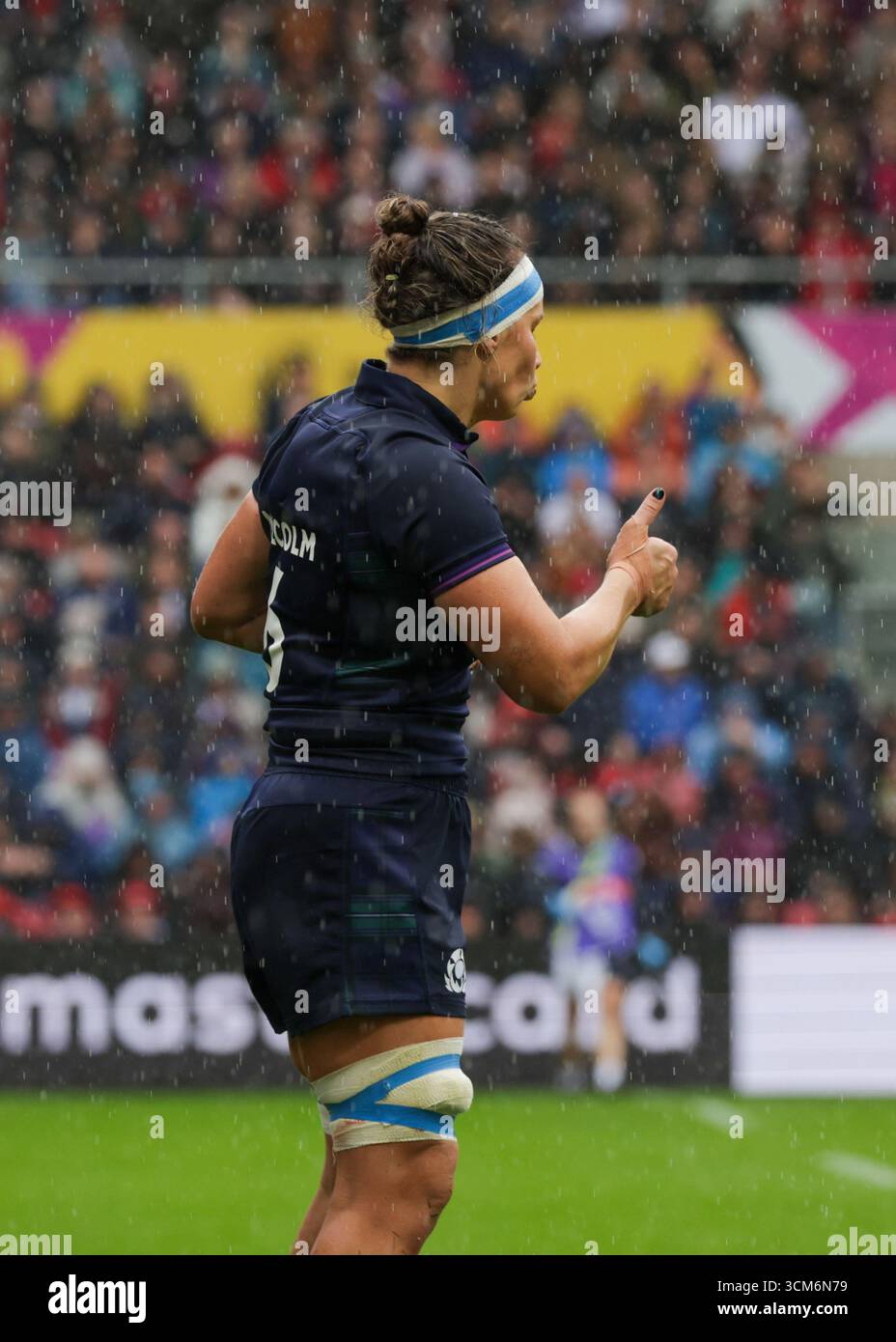 Bristol, Regno Unito. 14 agosto 2025. Rachel Malcolm (Capitano) (SCO) dà il pollice alla sua squadra durante la partita di Coppa del mondo di rugby Inghilterra contro Scozia all'Ashton Gate Stadium. SOLO PER USO EDITORIALE. NON PER USO COMMERCIALE. Bristol, Regno Unito © ️ crediti: Elsie Kibue/Alamy Live News Foto Stock