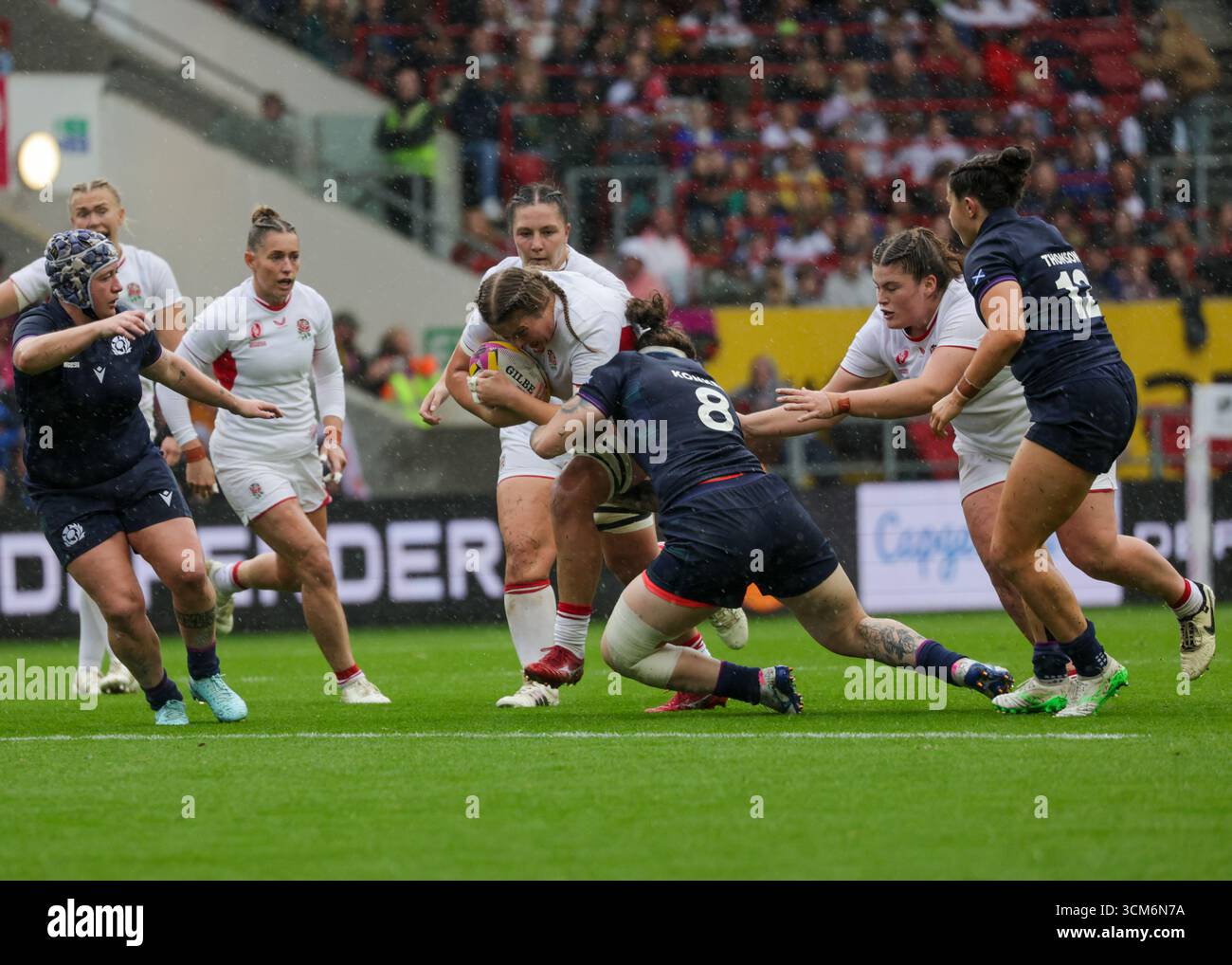 Bristol, Regno Unito. 14 agosto 2025. Morwenna Talling (ENG) con la palla viene affrontata da Jade Konkel (SCO) durante la partita di Coppa del mondo di rugby Inghilterra contro Scozia all'Ashton Gate Stadium. SOLO PER USO EDITORIALE. NON PER USO COMMERCIALE. Bristol, Regno Unito © ️ crediti: Elsie Kibue/Alamy Live News Foto Stock