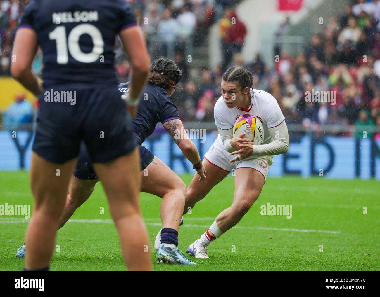 Bristol, Regno Unito. 14 agosto 2025. Helena Rowland (ENG) con la palla durante la partita di Coppa del mondo di rugby Inghilterra contro Scozia all'Ashton Gate Stadium. SOLO PER USO EDITORIALE. NON PER USO COMMERCIALE. Bristol, Regno Unito © ️ crediti: Elsie Kibue/Alamy Live News Foto Stock