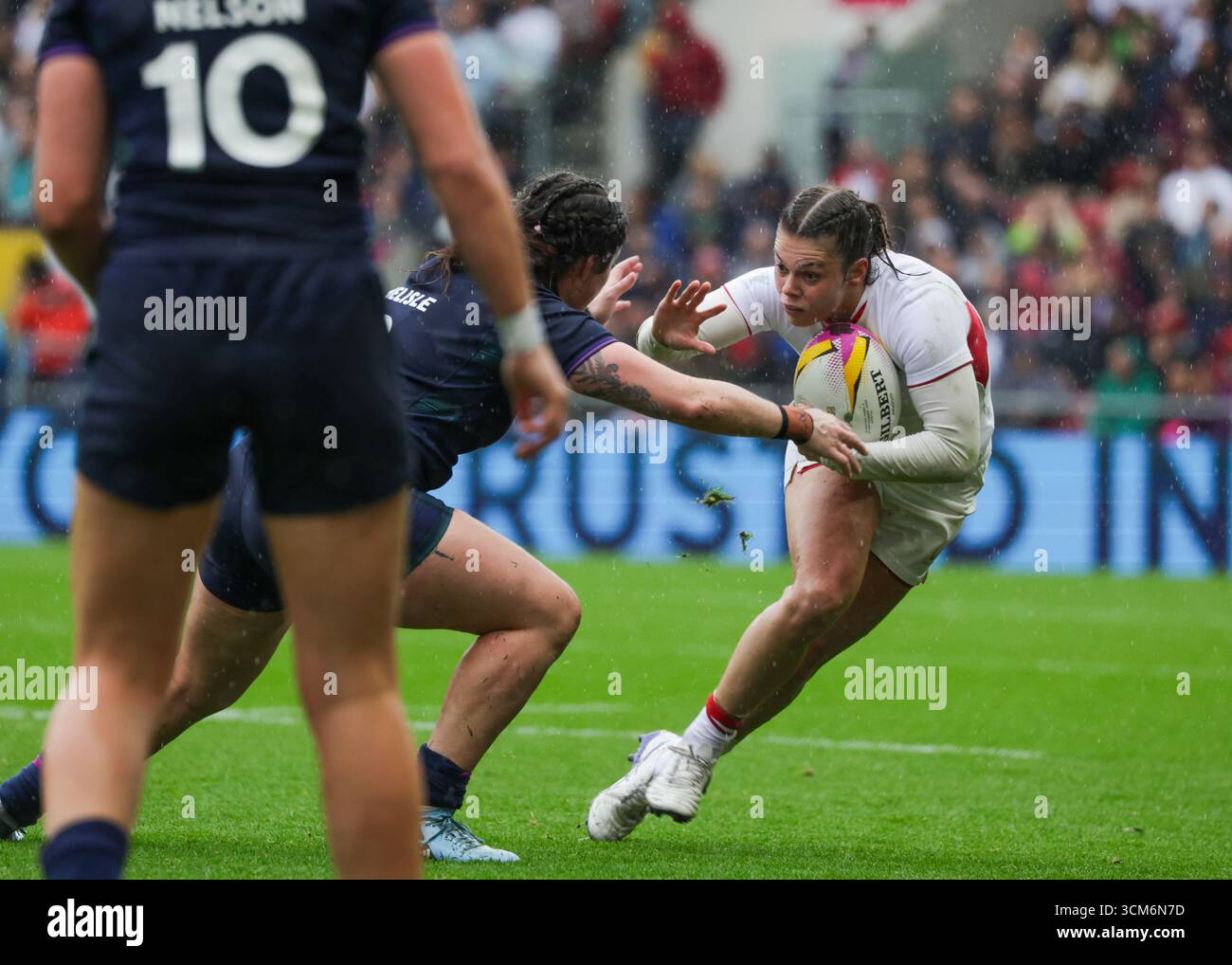 Bristol, Regno Unito. 14 agosto 2025. Helena Rowland (ENG) con la palla durante la partita di Coppa del mondo di rugby Inghilterra contro Scozia all'Ashton Gate Stadium. SOLO PER USO EDITORIALE. NON PER USO COMMERCIALE. Bristol, Regno Unito © ️ crediti: Elsie Kibue/Alamy Live News Foto Stock