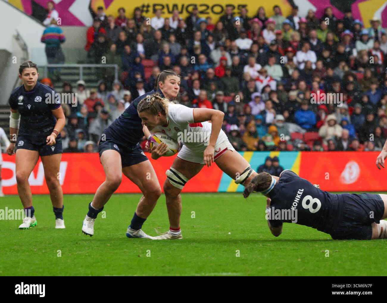 Bristol, Regno Unito. 14 agosto 2025. Zoe Aldcroft (Capitano) (ENG) con la palla come Helen Nelson (SCO) e Jade Konkel (SCO) la affrontano durante la partita di Coppa del mondo di rugby Inghilterra contro Scozia all'Ashton Gate Stadium. SOLO PER USO EDITORIALE. NON PER USO COMMERCIALE. Bristol, Regno Unito © ️ crediti: Elsie Kibue/Alamy Live News Foto Stock