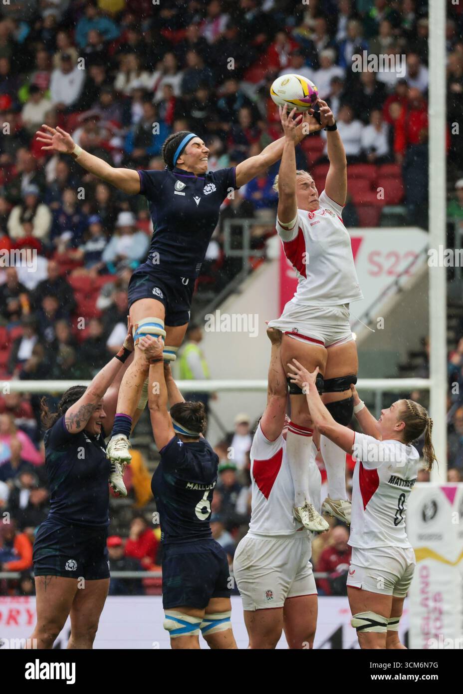 Bristol, Regno Unito. 14 agosto 2025. Emma Wassell (SCO) e Rosie Galligan (ENG) si sfidano per la palla line out durante la partita di Coppa del mondo di rugby Inghilterra contro Scozia all'Ashton Gate Stadium. SOLO PER USO EDITORIALE. NON PER USO COMMERCIALE. Bristol, Regno Unito © ️ crediti: Elsie Kibue/Alamy Live News Foto Stock