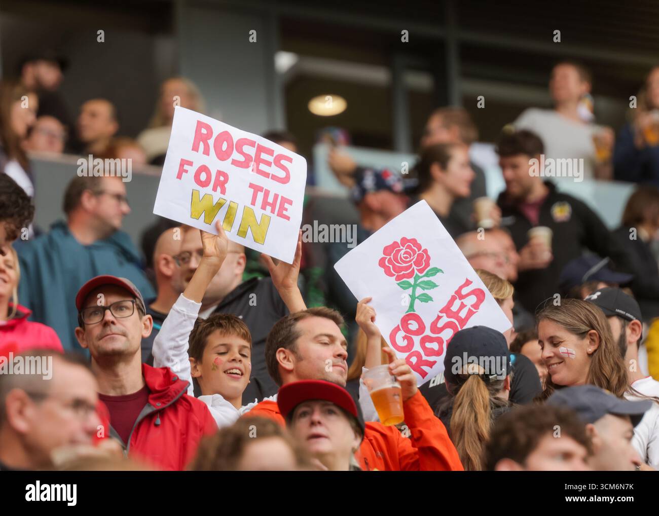 Bristol, Regno Unito. 14 agosto 2025. Giovani tifosi con cartelloni durante la partita di Coppa del mondo di rugby Inghilterra contro Scozia all'Ashton Gate Stadium. SOLO PER USO EDITORIALE. NON PER USO COMMERCIALE. Bristol, Regno Unito © ️ crediti: Elsie Kibue/Alamy Live News Foto Stock