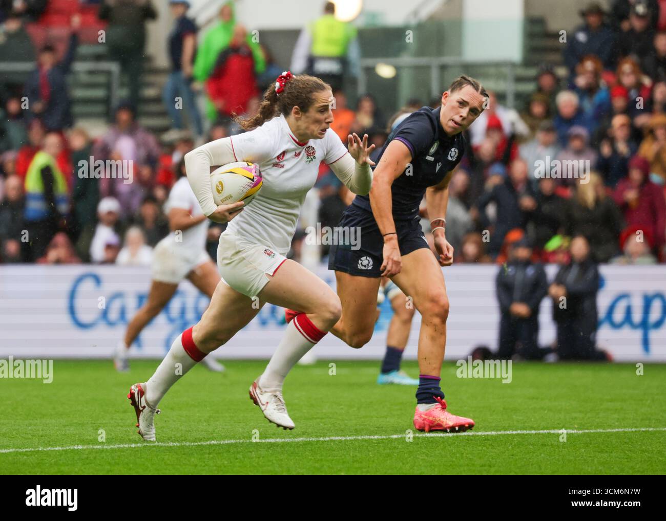 Bristol, Regno Unito. 14 agosto 2025. Abby Dow (ENG) con il pallone durante la partita di Coppa del mondo di rugby Inghilterra contro Scozia all'Ashton Gate Stadium. SOLO PER USO EDITORIALE. NON PER USO COMMERCIALE. Bristol, Regno Unito © ️ crediti: Elsie Kibue/Alamy Live News Foto Stock