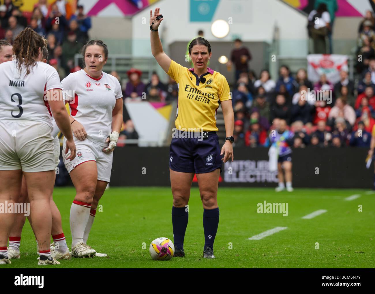 Bristol, Regno Unito. 14 agosto 2025. L'arbitro Aurélie Groizeleau (FFR) durante la partita di Coppa del mondo di rugby Inghilterra contro Scozia all'Ashton Gate Stadium. SOLO PER USO EDITORIALE. NON PER USO COMMERCIALE. Bristol, Regno Unito © ️ crediti: Elsie Kibue/Alamy Live News Foto Stock
