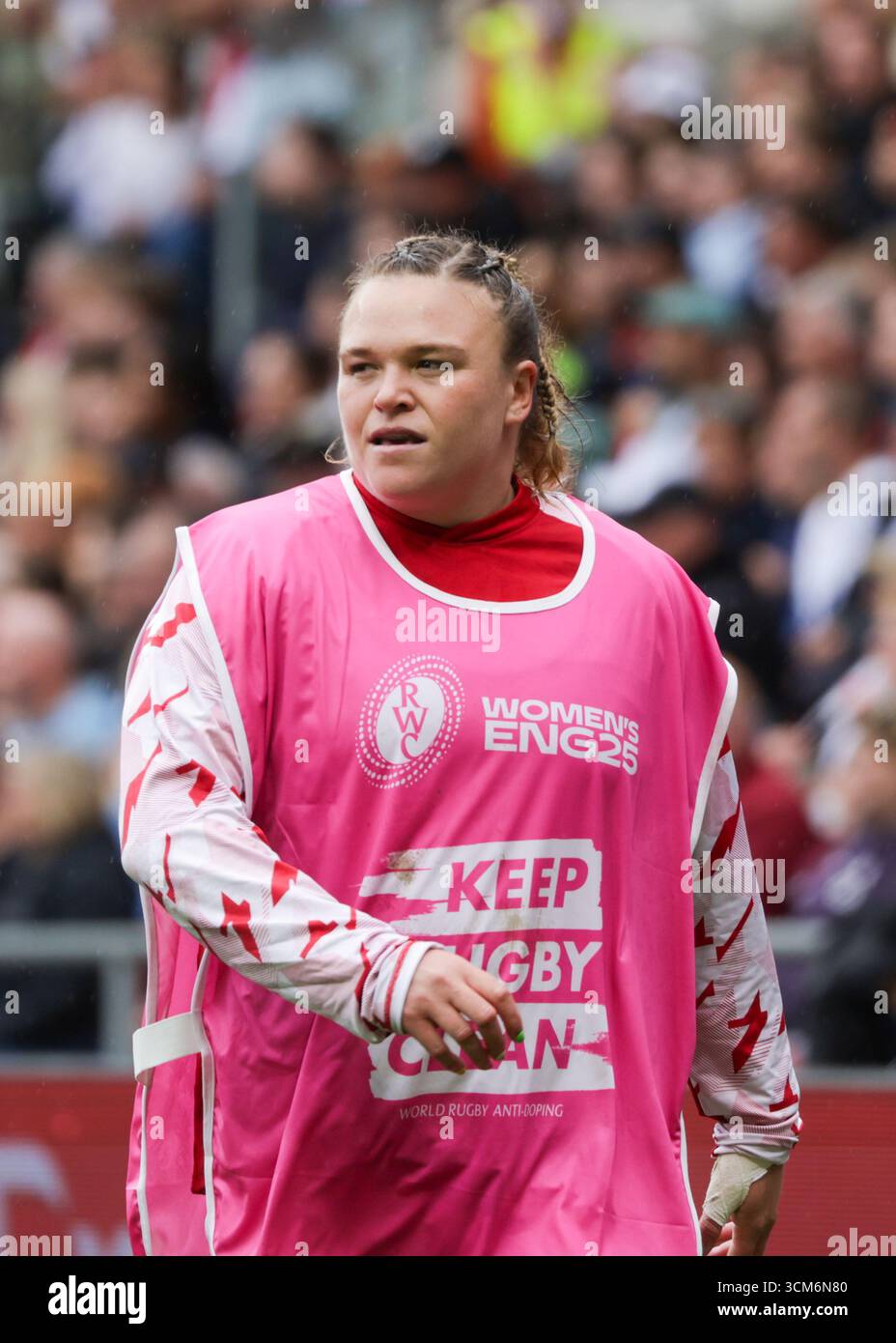 Bristol, Regno Unito. 14 agosto 2025. Sarah Bern (ENG) si sta riscaldando durante la partita di Coppa del mondo di rugby Inghilterra contro Scozia all'Ashton Gate Stadium. SOLO PER USO EDITORIALE. NON PER USO COMMERCIALE. Bristol, Regno Unito © ️ crediti: Elsie Kibue/Alamy Live News Foto Stock