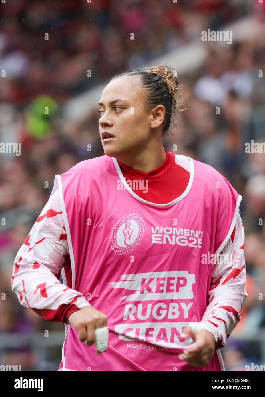 Bristol, Regno Unito. 14 agosto 2025. Maddie Feaunati (ENG) si sta riscaldando durante la partita di Coppa del mondo di rugby Inghilterra contro Scozia all'Ashton Gate Stadium. SOLO PER USO EDITORIALE. NON PER USO COMMERCIALE. Bristol, Regno Unito © ️ crediti: Elsie Kibue/Alamy Live News Foto Stock