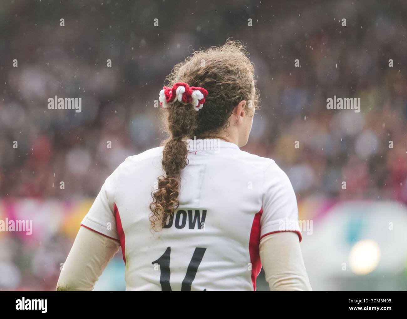 Bristol, Regno Unito. 14 agosto 2025. Abby Dow (ENG) con scrunchie schiacciato durante la partita di Coppa del mondo di rugby Inghilterra contro Scozia all'Ashton Gate Stadium. SOLO PER USO EDITORIALE. NON PER USO COMMERCIALE. Bristol, Regno Unito © ️ crediti: Elsie Kibue/Alamy Live News Foto Stock