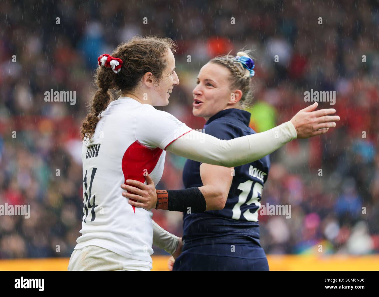 Bristol, Regno Unito. 14 agosto 2025. Abby Dow (ENG) riconosce Chloe Rollie (SCO) quando lascia il campo durante la partita Inghilterra - Scozia di Coppa del mondo di rugby all'Ashton Gate Stadium. SOLO PER USO EDITORIALE. NON PER USO COMMERCIALE. Bristol, Regno Unito © ️ crediti: Elsie Kibue/Alamy Live News Foto Stock