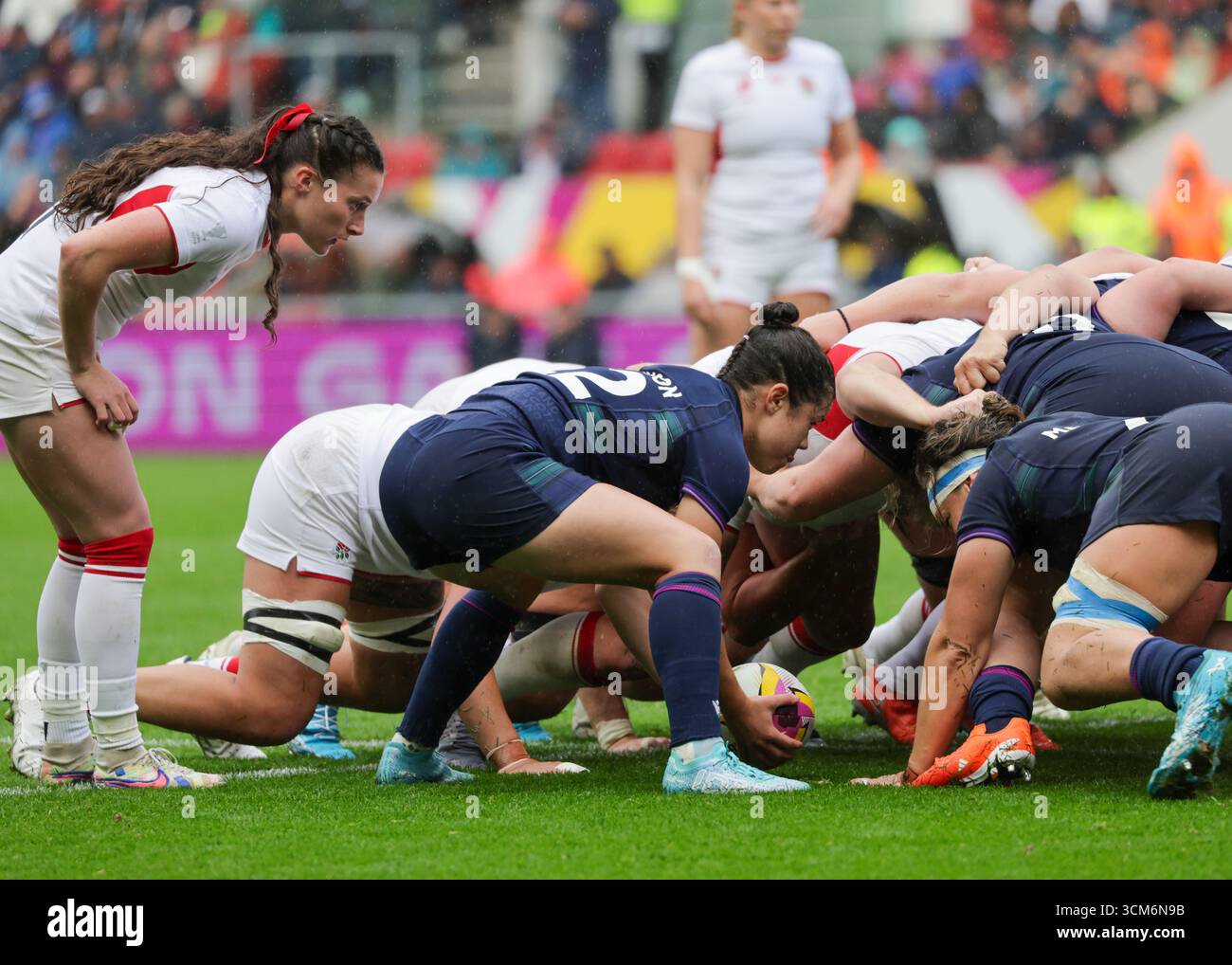 Bristol, Regno Unito. 14 agosto 2025. Caity Mattinson (SCO) con la palla per uno scrum messo in campo durante la partita di Coppa del mondo di rugby Inghilterra contro Scozia all'Ashton Gate Stadium. SOLO PER USO EDITORIALE. NON PER USO COMMERCIALE. Bristol, Regno Unito © ️ crediti: Elsie Kibue/Alamy Live News Foto Stock