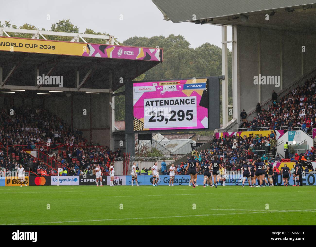 Bristol, Regno Unito. 14 agosto 2025. Presenza di 25.295 tifosi alla partita di Coppa del mondo di rugby Inghilterra contro Scozia all'Ashton Gate Stadium. SOLO PER USO EDITORIALE. NON PER USO COMMERCIALE. Bristol, Regno Unito © ️ crediti: Elsie Kibue/Alamy Live News Foto Stock