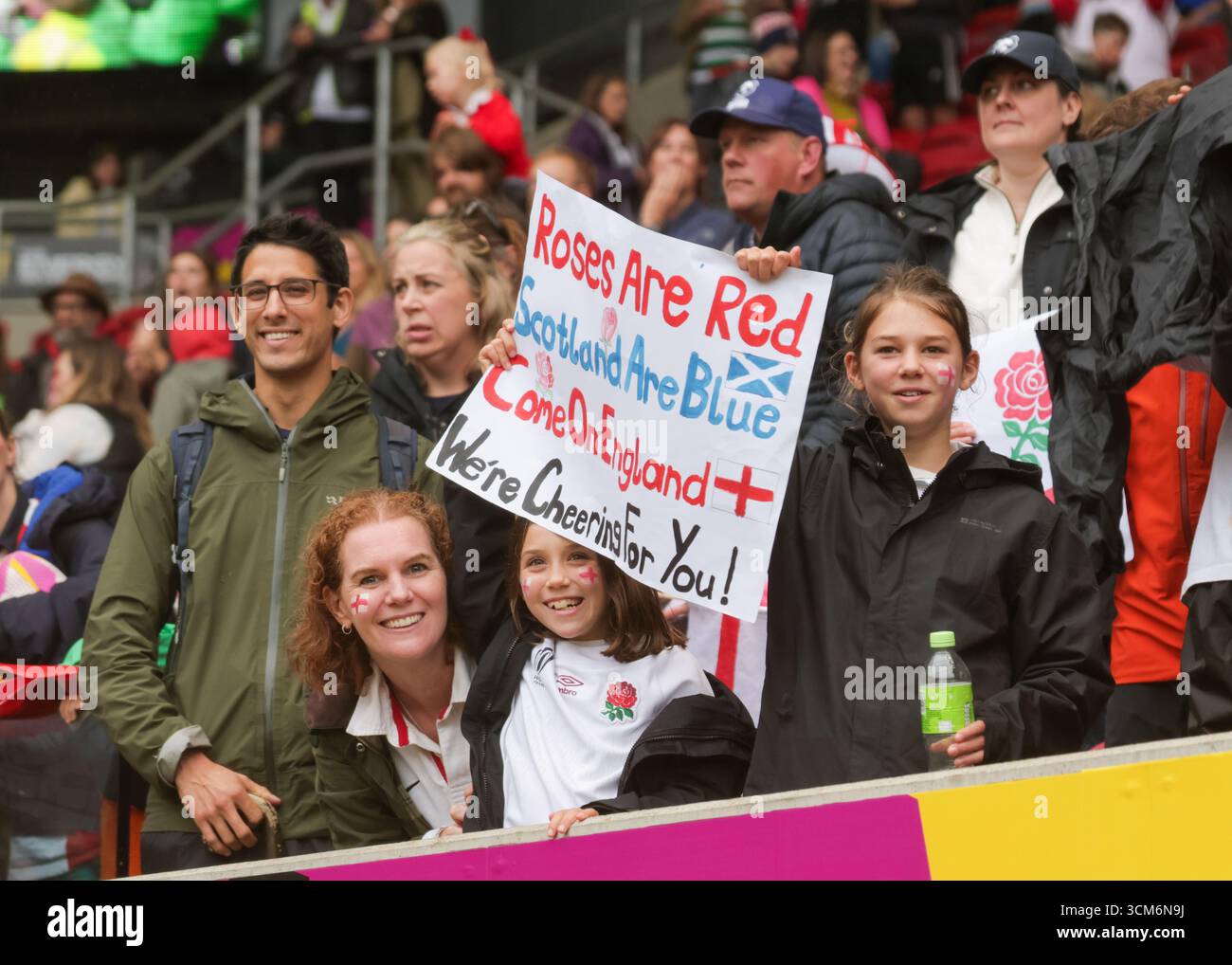 Bristol, Regno Unito. 14 agosto 2025. Giovani tifosi con un cartello di sostegno alla partita di Coppa del mondo di rugby Inghilterra contro Scozia all'Ashton Gate Stadium. SOLO PER USO EDITORIALE. NON PER USO COMMERCIALE. Bristol, Regno Unito © ️ crediti: Elsie Kibue/Alamy Live News Foto Stock
