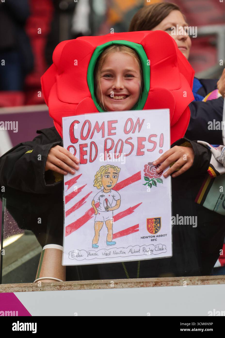 Bristol, Regno Unito. 14 agosto 2025. Giovane tifoso con un cartello di sostegno alla partita di Coppa del mondo di rugby Inghilterra contro Scozia all'Ashton Gate Stadium. SOLO PER USO EDITORIALE. NON PER USO COMMERCIALE. Bristol, Regno Unito © ️ crediti: Elsie Kibue/Alamy Live News Foto Stock